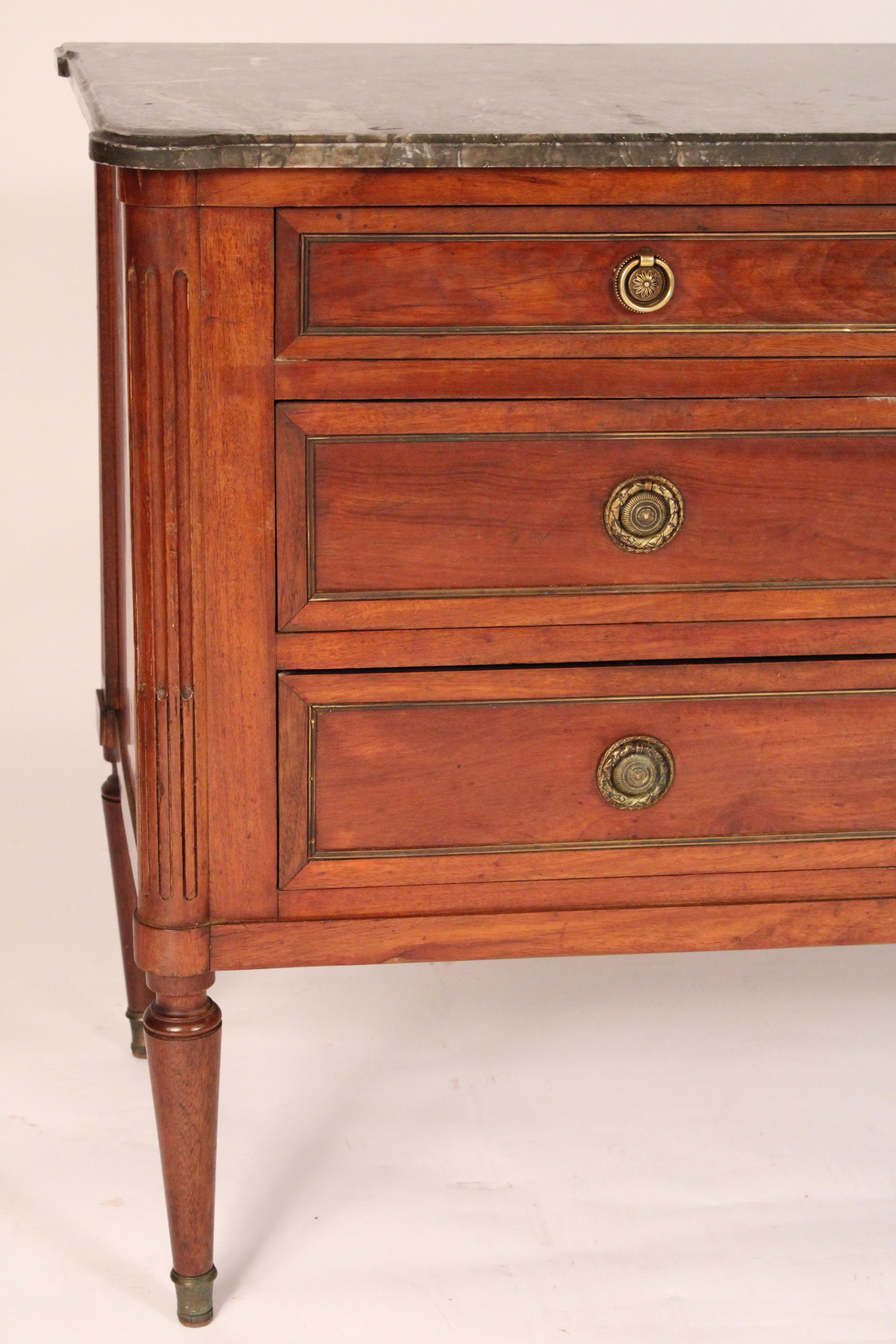 Antico cassettone in mogano con montatura in ottone in stile Luigi XVI in vendita 1