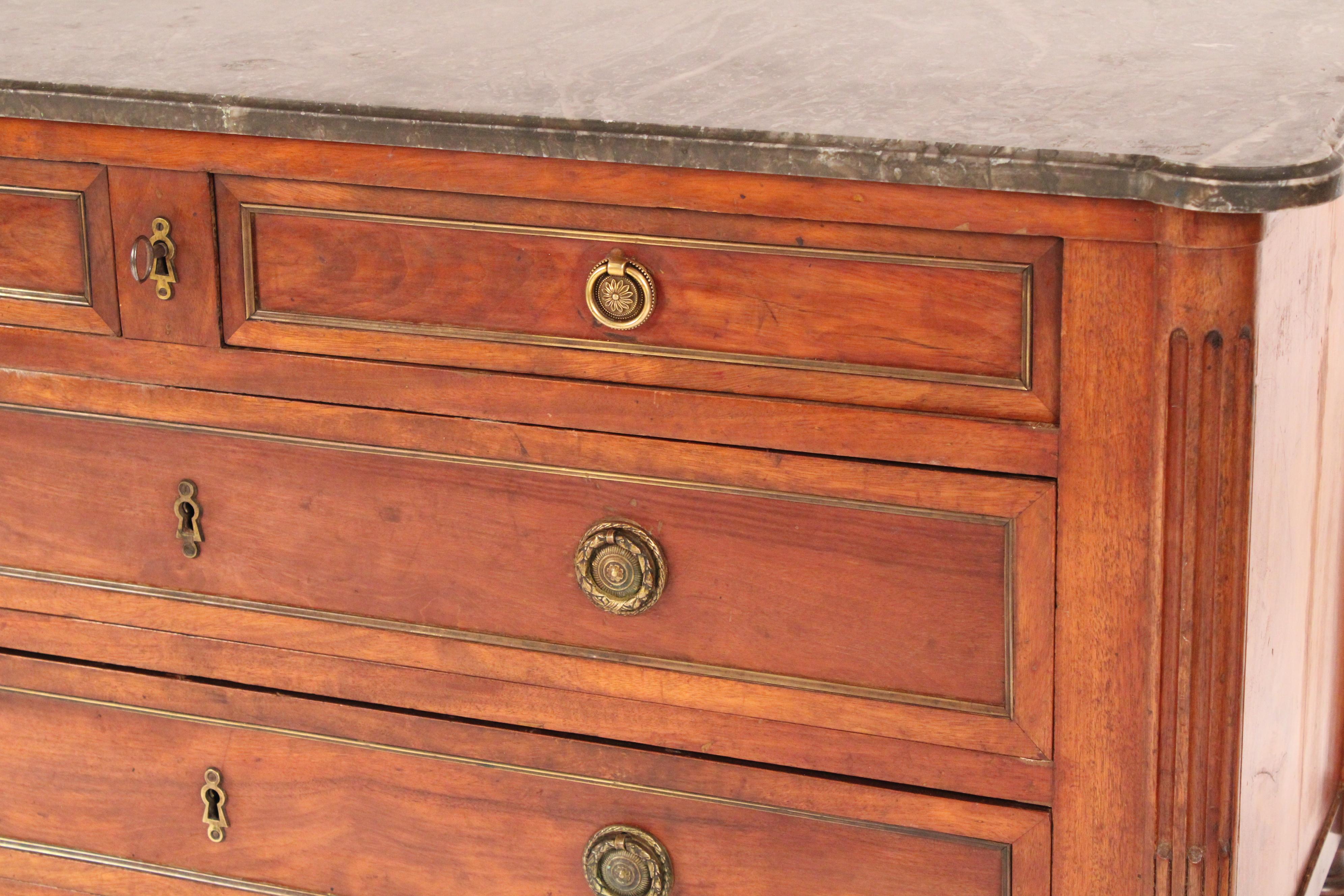 Antico cassettone in mogano con montatura in ottone in stile Luigi XVI in vendita 2