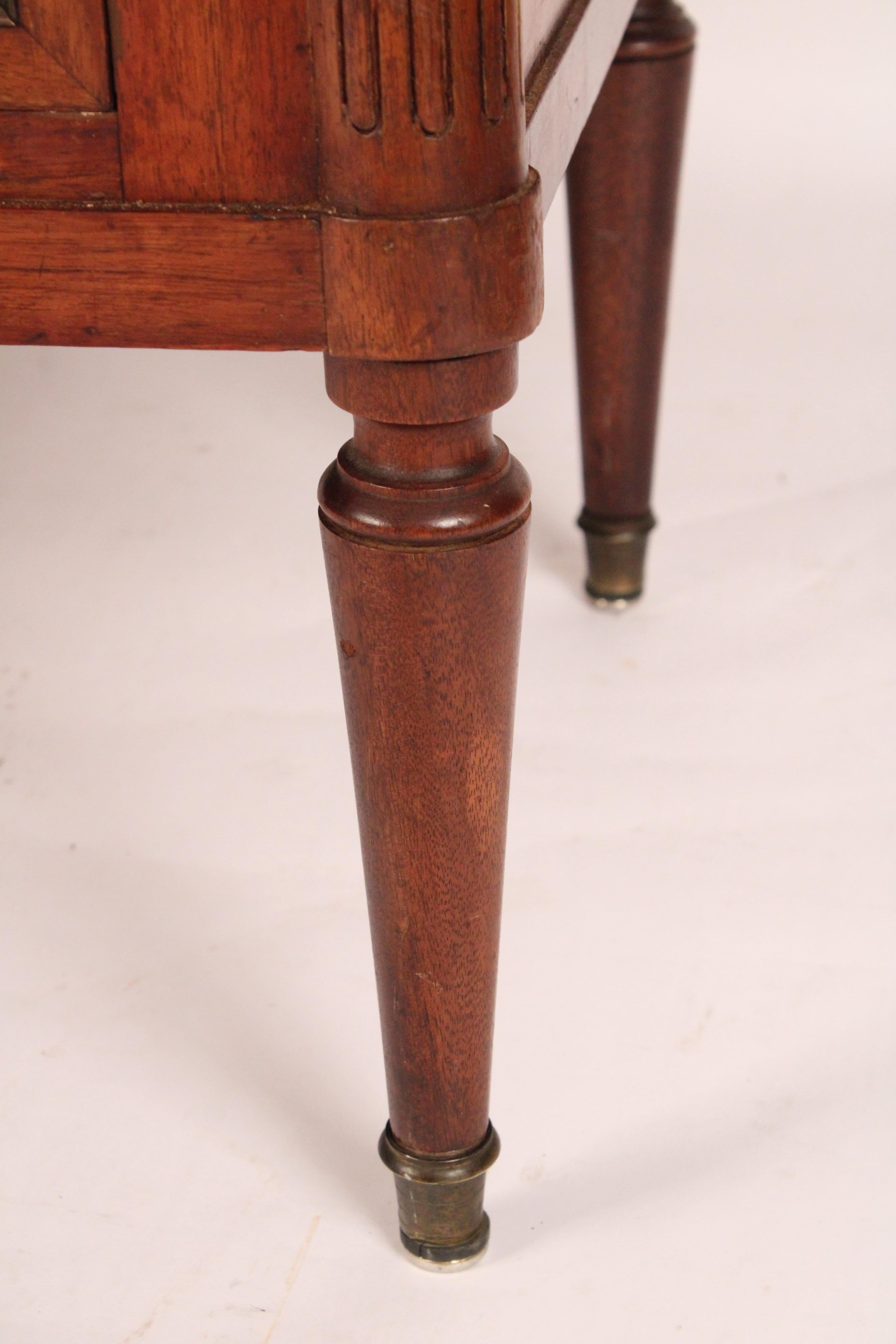 Antico cassettone in mogano con montatura in ottone in stile Luigi XVI in vendita 3