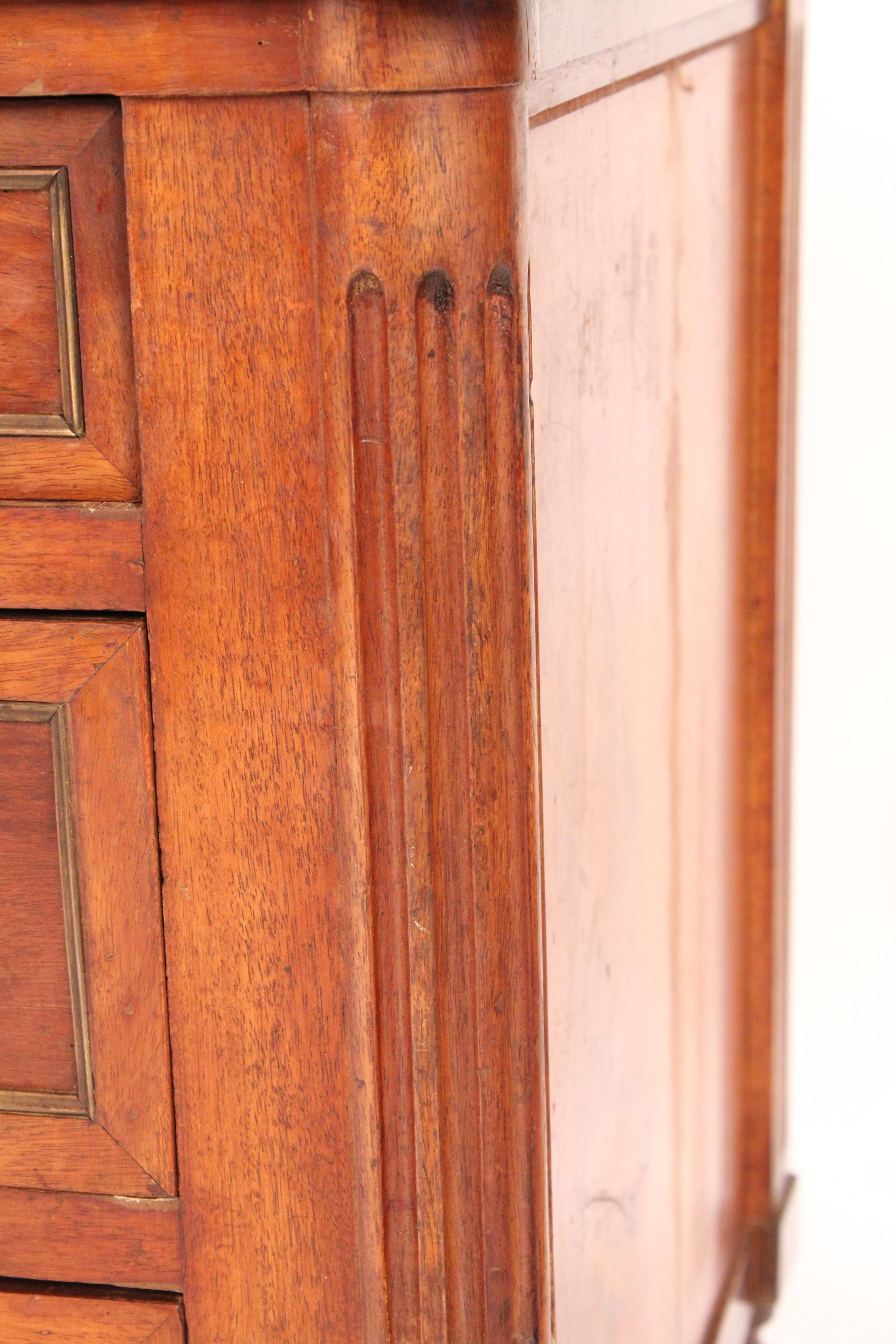 Antico cassettone in mogano con montatura in ottone in stile Luigi XVI in vendita 4