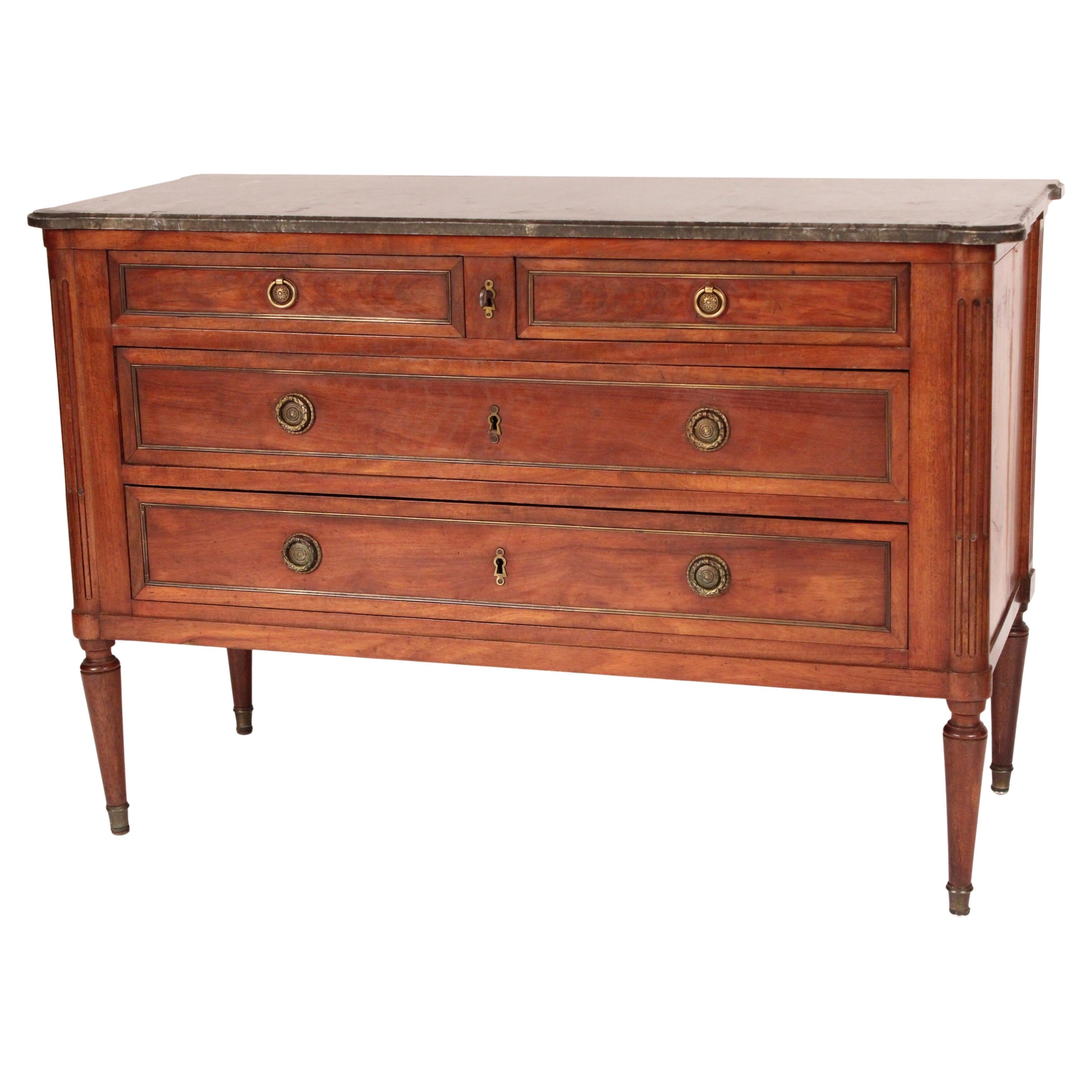 Antico cassettone in mogano con montatura in ottone in stile Luigi XVI in vendita