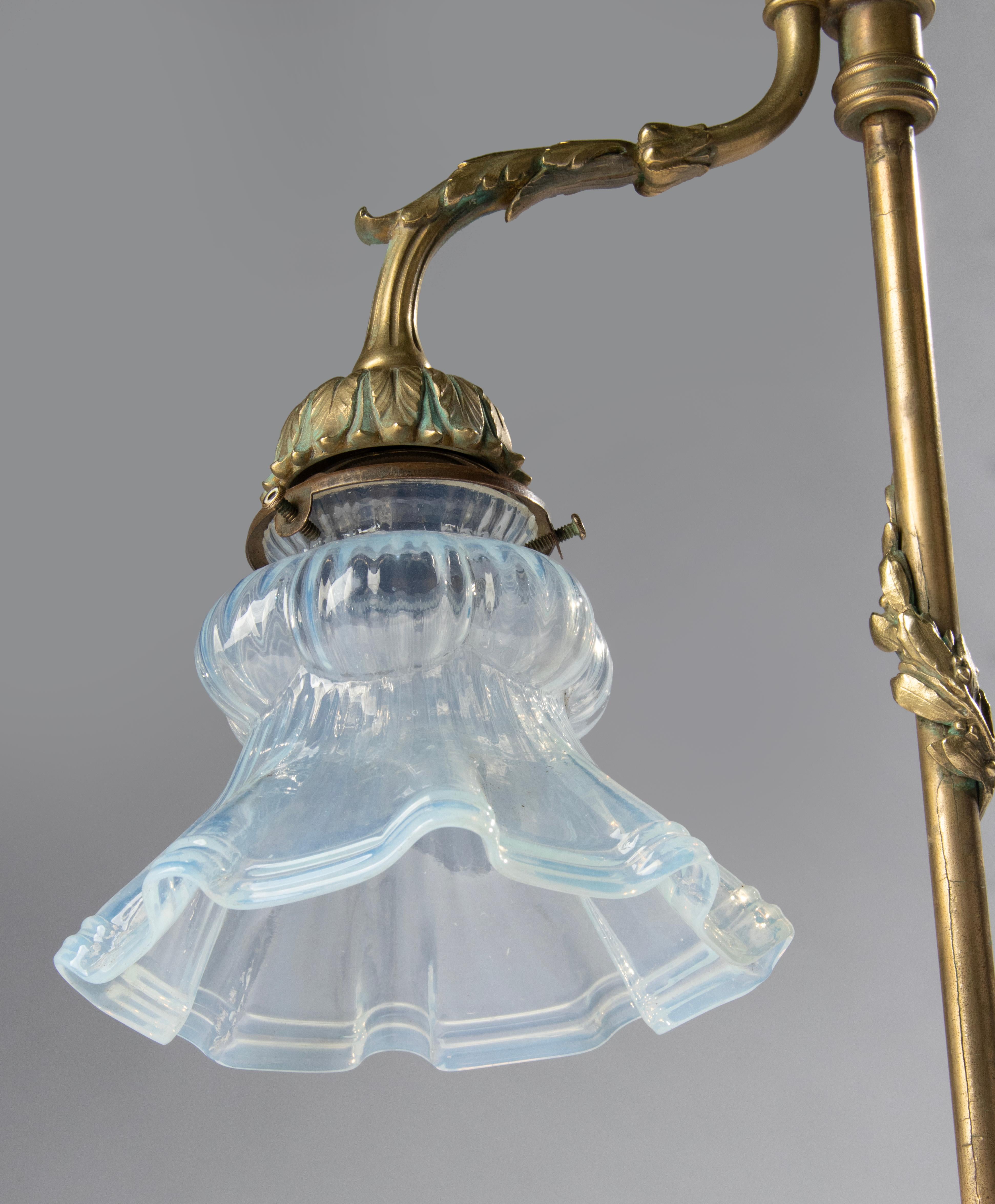 Antike Bronze-Schreibtisch-/Tischlampe im Louis-XVI.-Stil mit blauem schillerndem Glasschirm im Angebot 2