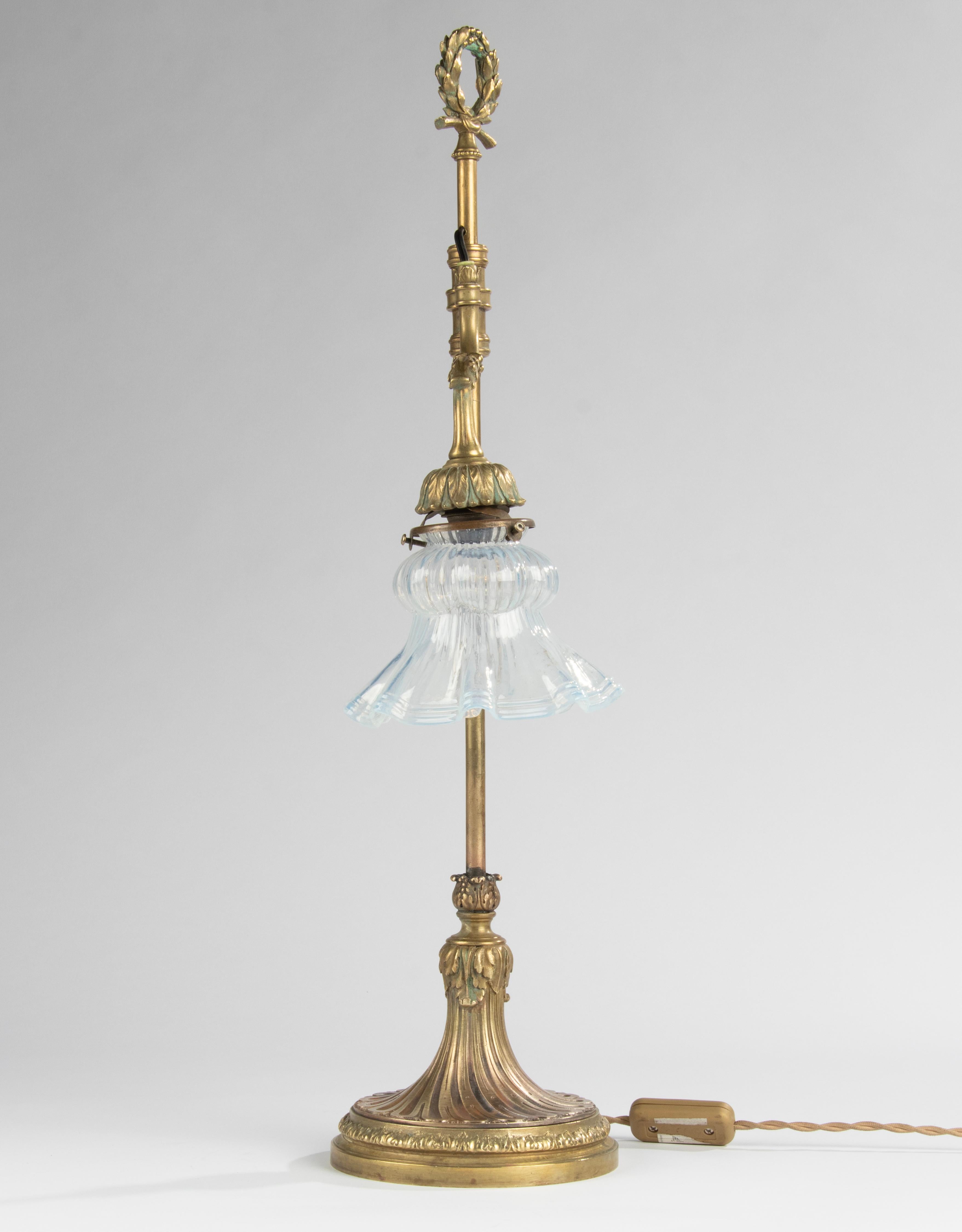 Lampe de bureau/lustre ancienne de style Louis XVI en bronze avec abat-jour en verre irisé bleu en vente 5