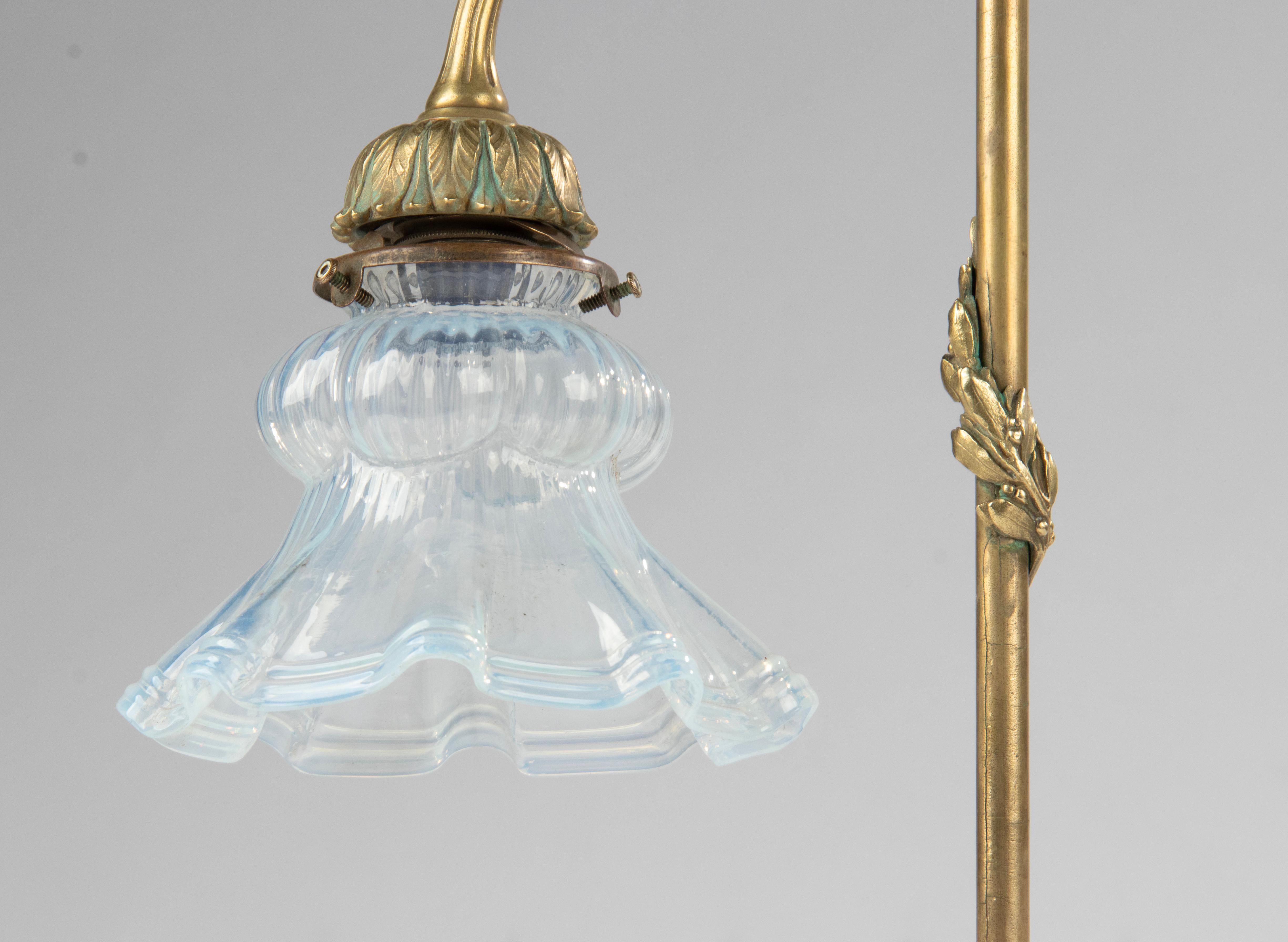 Lampe de bureau/lustre ancienne de style Louis XVI en bronze avec abat-jour en verre irisé bleu en vente 7