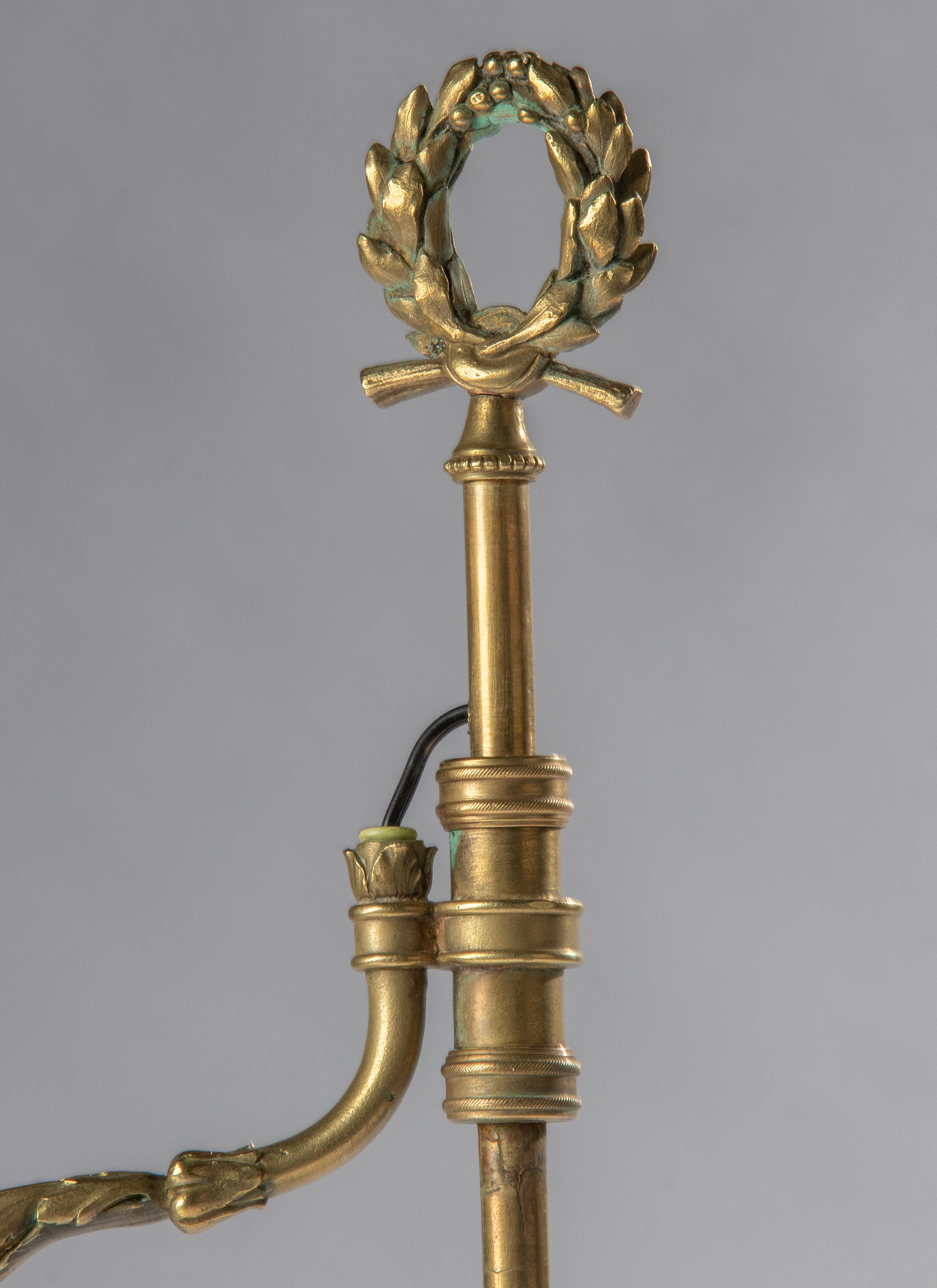 Lampe de bureau/lustre ancienne de style Louis XVI en bronze avec abat-jour en verre irisé bleu en vente 8