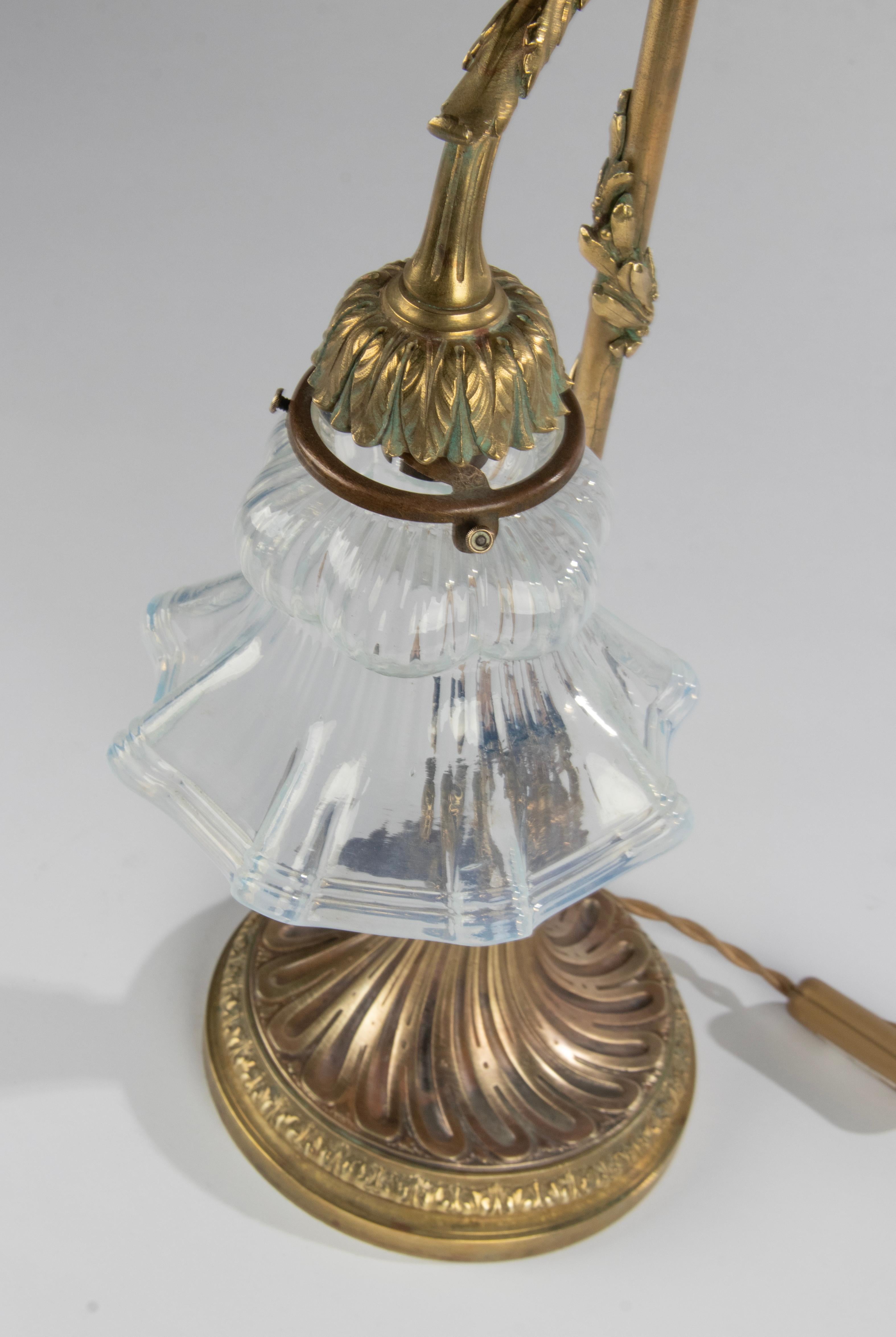 Antike Bronze-Schreibtisch-/Tischlampe im Louis-XVI.-Stil mit blauem schillerndem Glasschirm im Angebot 7