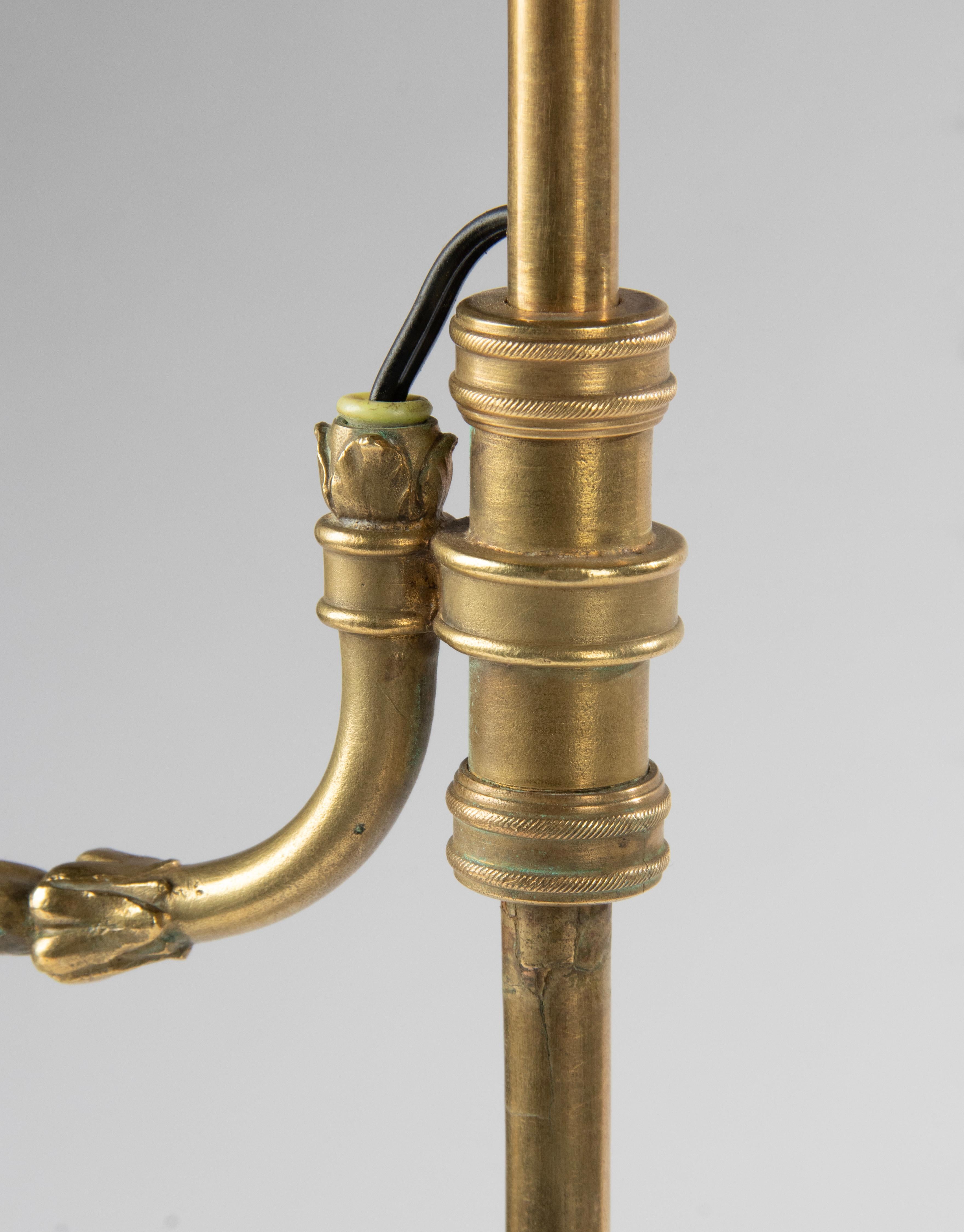 Lampe de bureau/lustre ancienne de style Louis XVI en bronze avec abat-jour en verre irisé bleu en vente 10