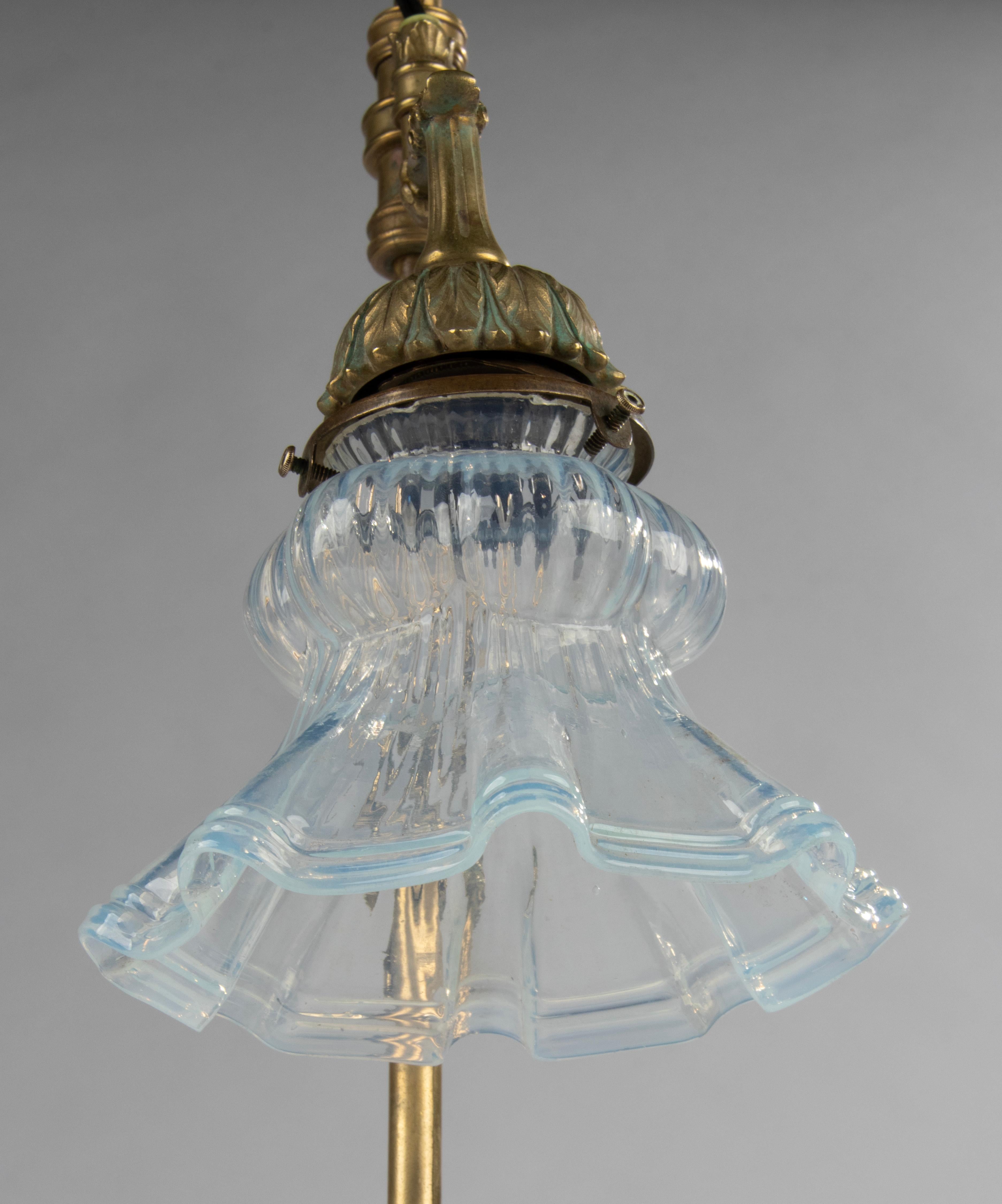 Lampe de bureau/lustre ancienne de style Louis XVI en bronze avec abat-jour en verre irisé bleu en vente 11
