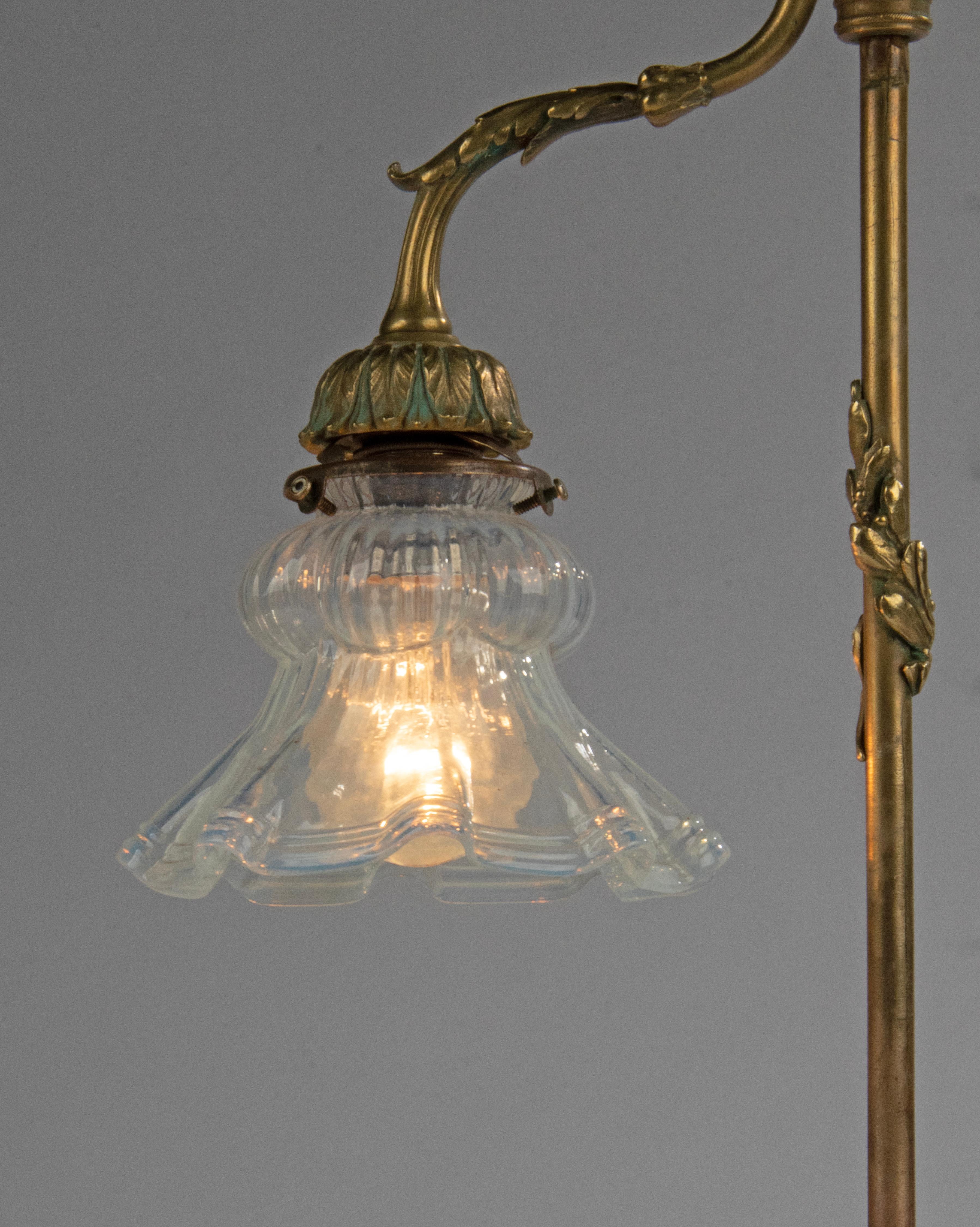 Lampe de bureau/lustre ancienne de style Louis XVI en bronze avec abat-jour en verre irisé bleu en vente 12