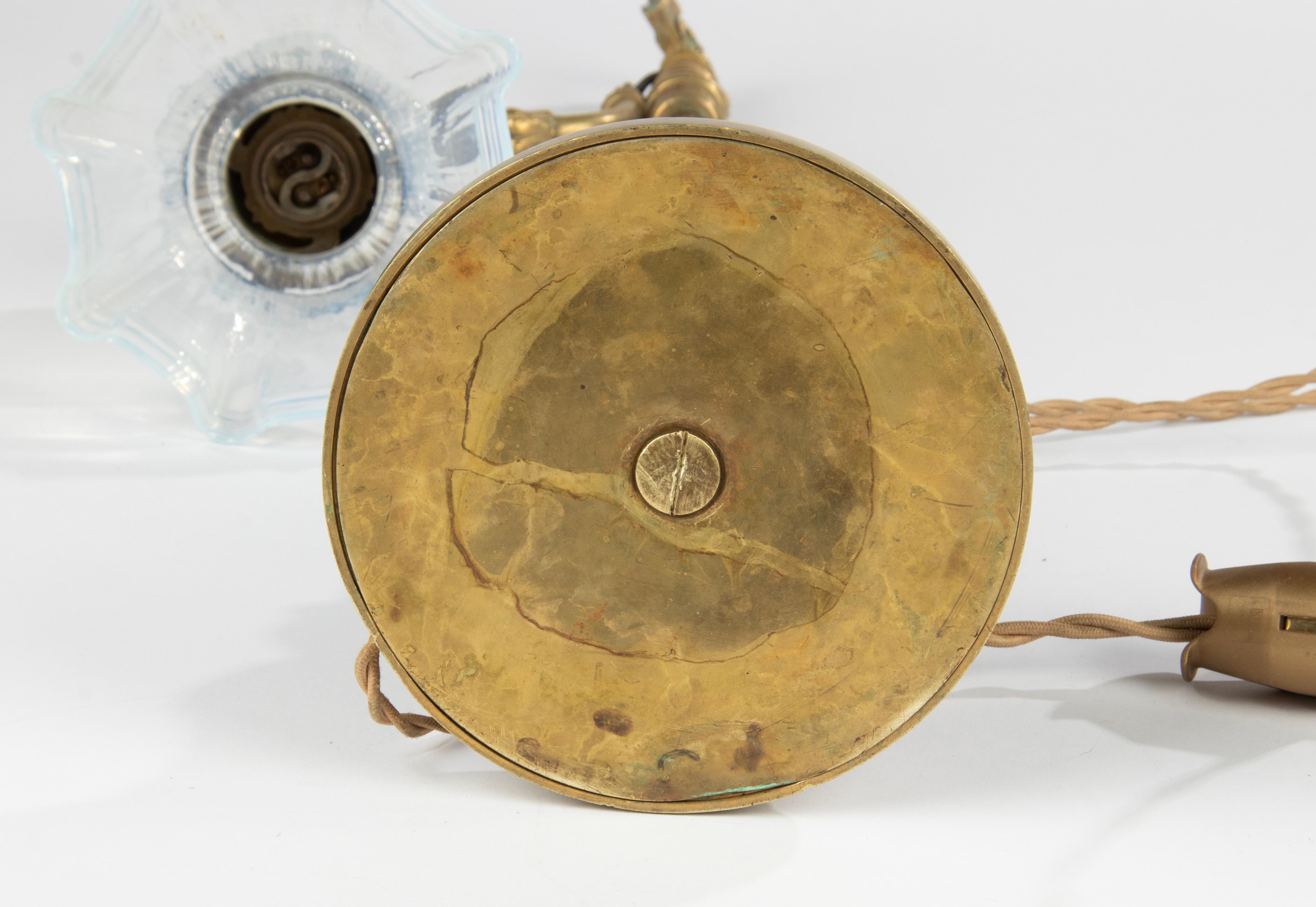 Antike Bronze-Schreibtisch-/Tischlampe im Louis-XVI.-Stil mit blauem schillerndem Glasschirm im Angebot 11