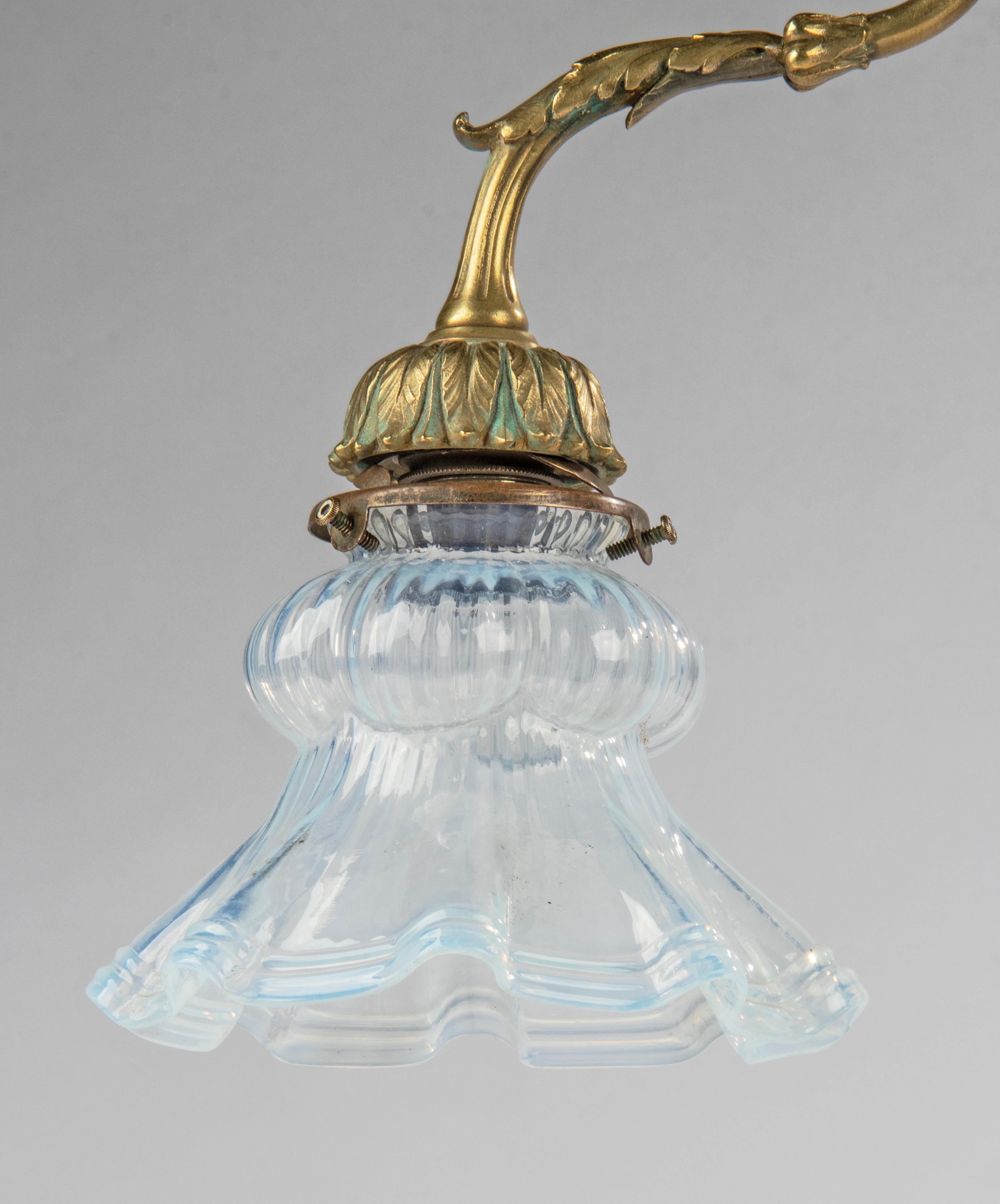 Eine elegante antike Tischlampe im Louis XVI-Stil. Die Lampe ist aus Kupfer und Bronzeguss gefertigt. Mit einem blau schillernden Glasschirm. Der Fuß hat innen ein Steingewicht für eine gute Stabilität. Die Lampe wurde neu verkabelt, mit Schalter
