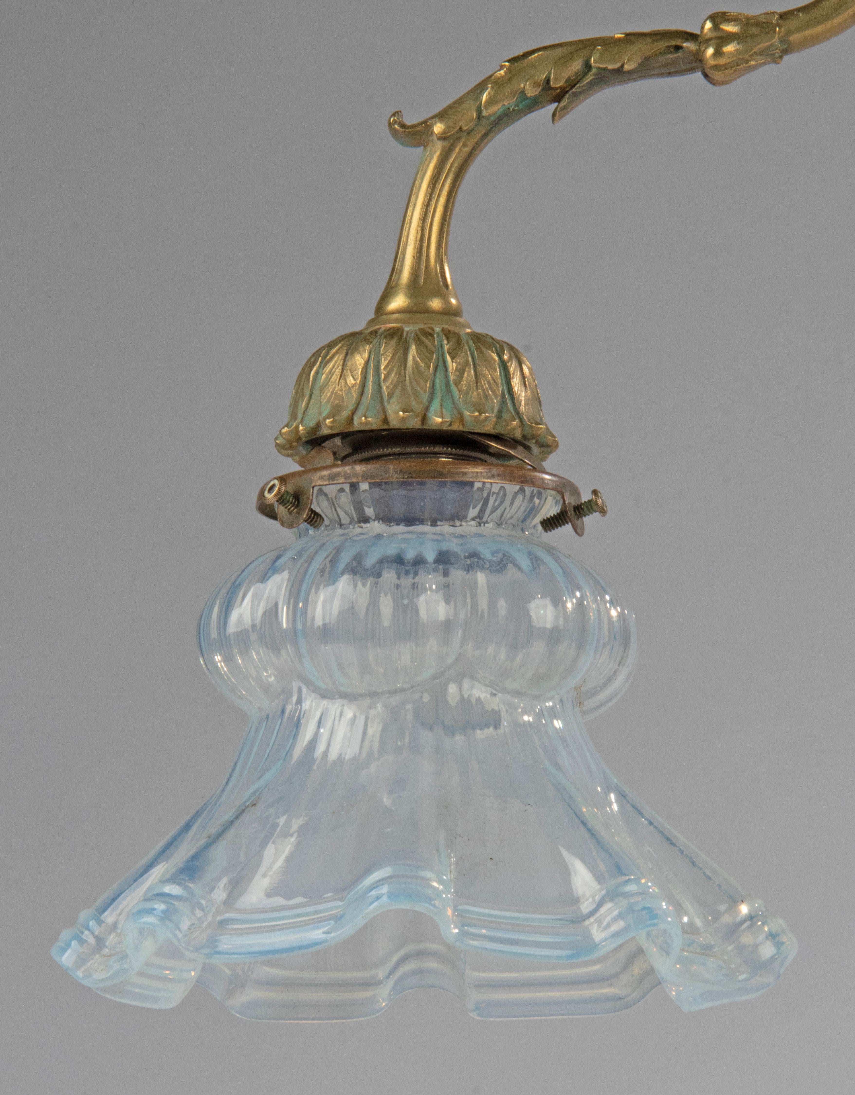 Antike Bronze-Schreibtisch-/Tischlampe im Louis-XVI.-Stil mit blauem schillerndem Glasschirm im Angebot 12