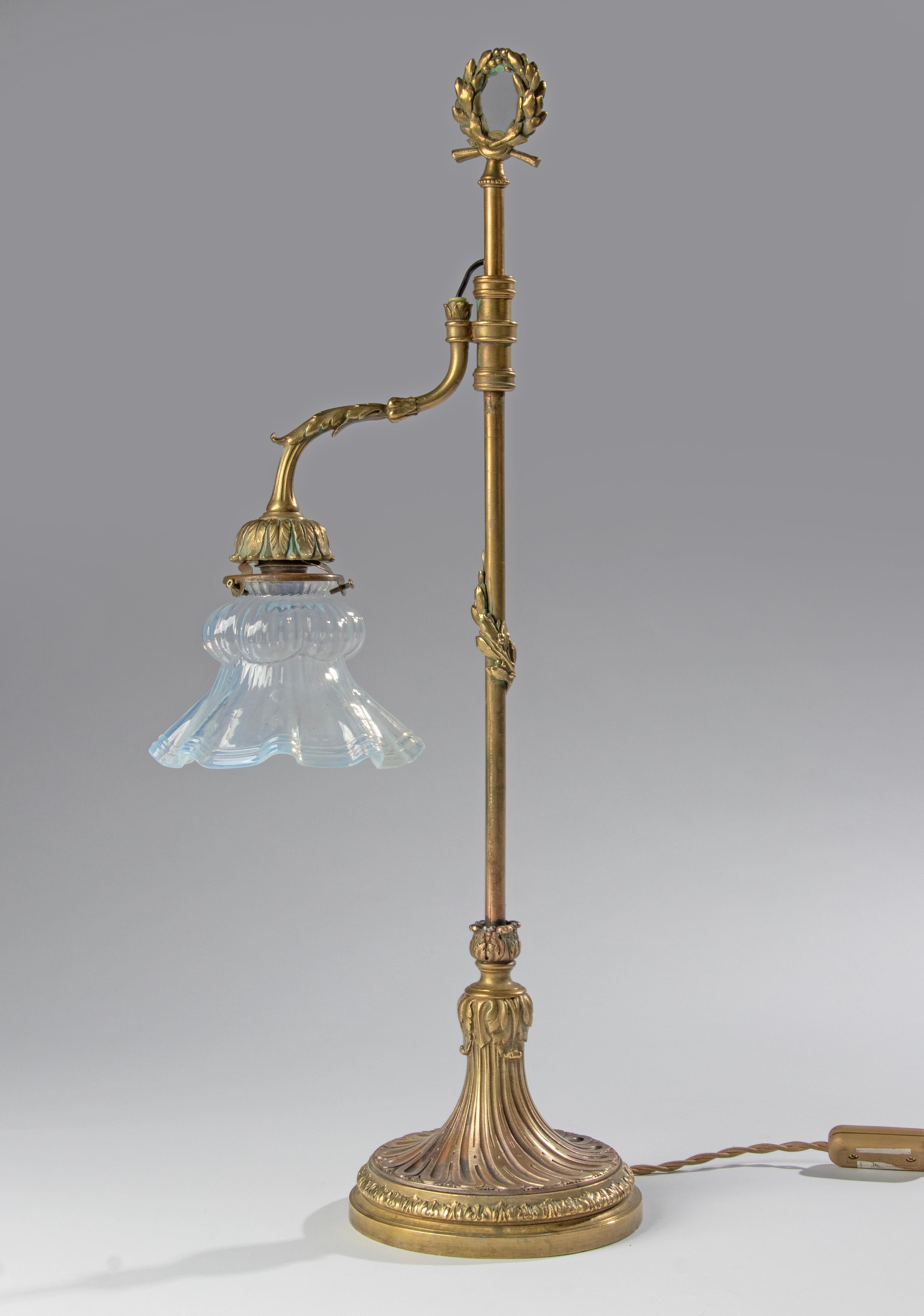 Français Lampe de bureau/lustre ancienne de style Louis XVI en bronze avec abat-jour en verre irisé bleu en vente