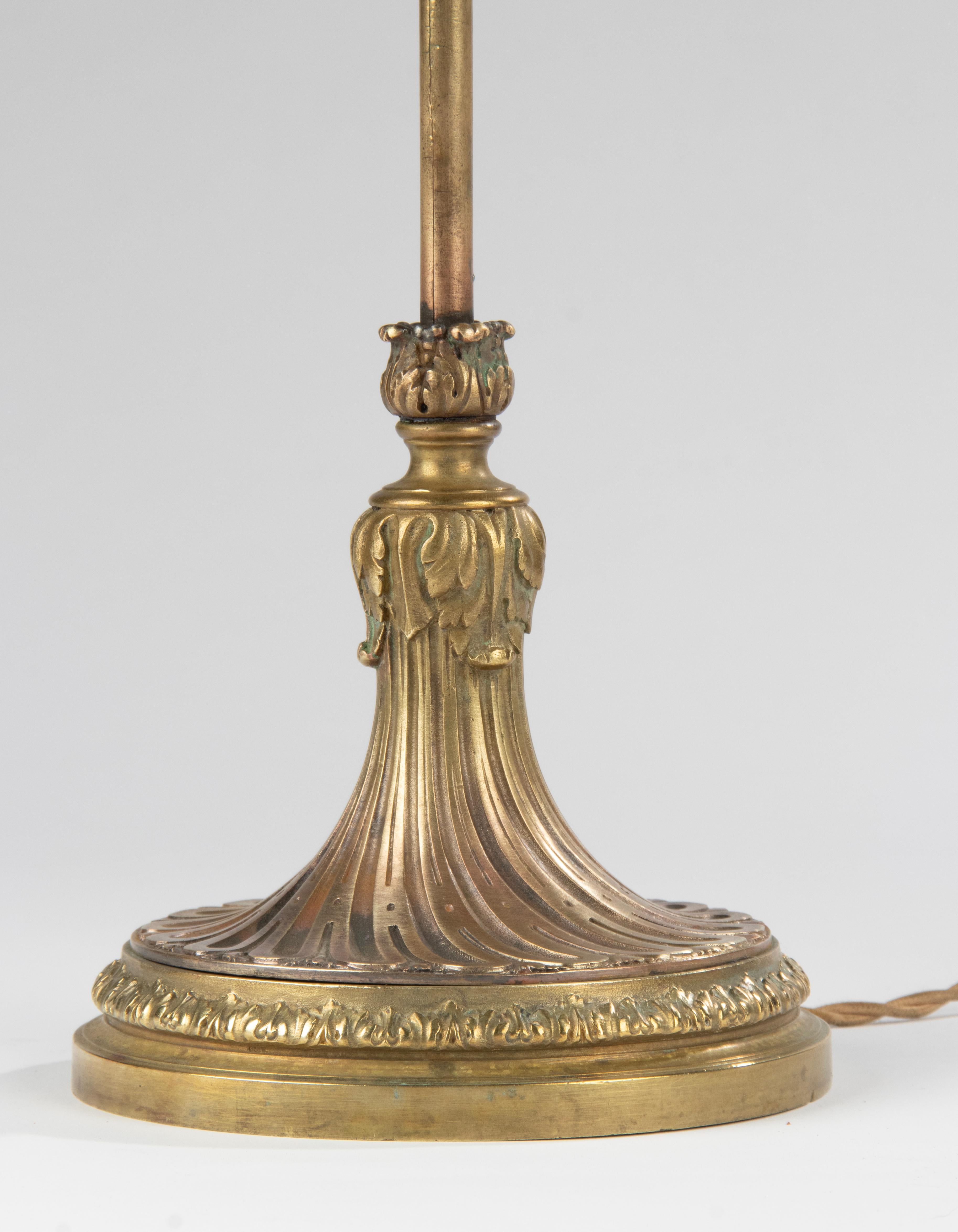 Antike Bronze-Schreibtisch-/Tischlampe im Louis-XVI.-Stil mit blauem schillerndem Glasschirm (Louis XVI.) im Angebot