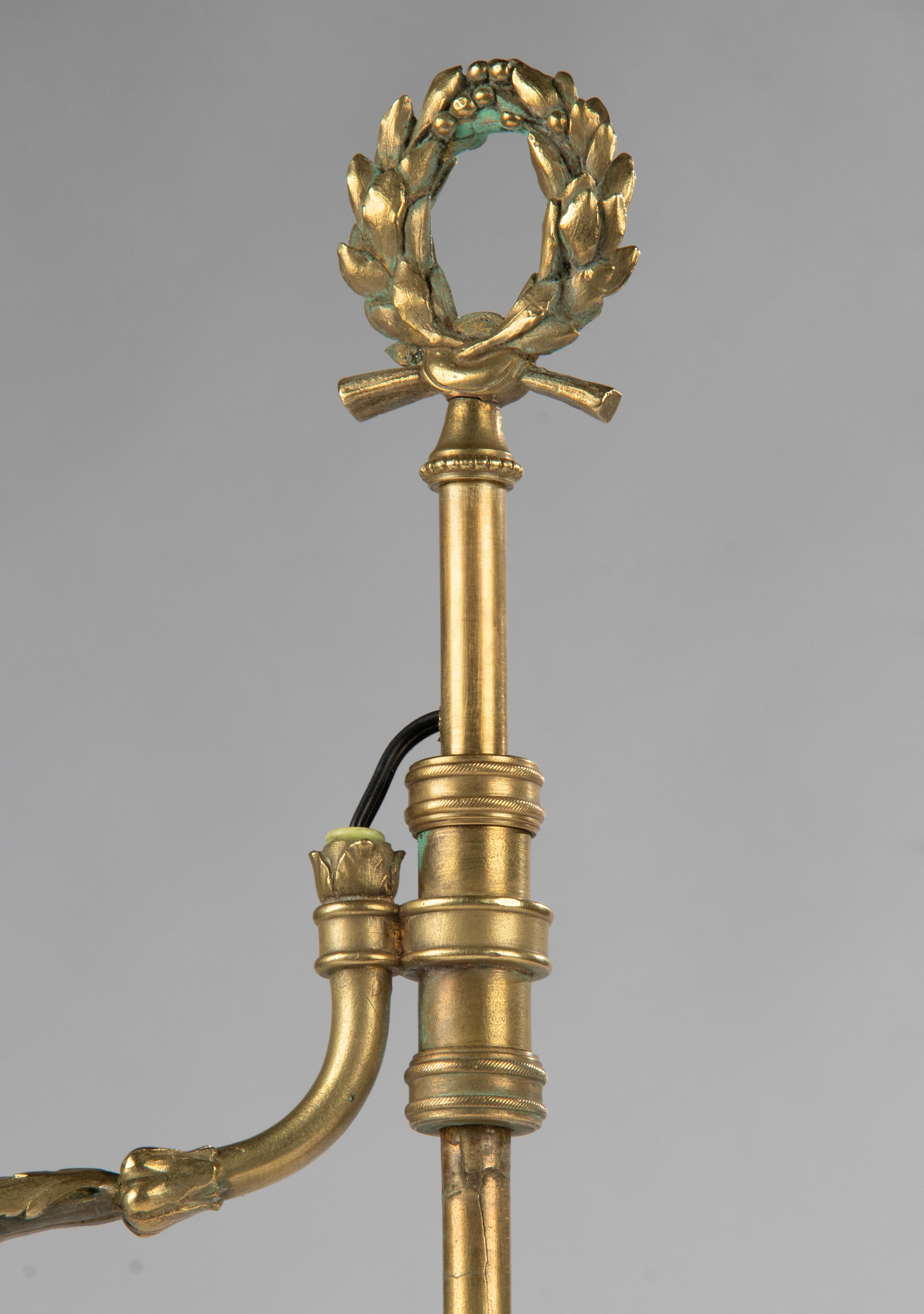 Début du 20ème siècle Lampe de bureau/lustre ancienne de style Louis XVI en bronze avec abat-jour en verre irisé bleu en vente