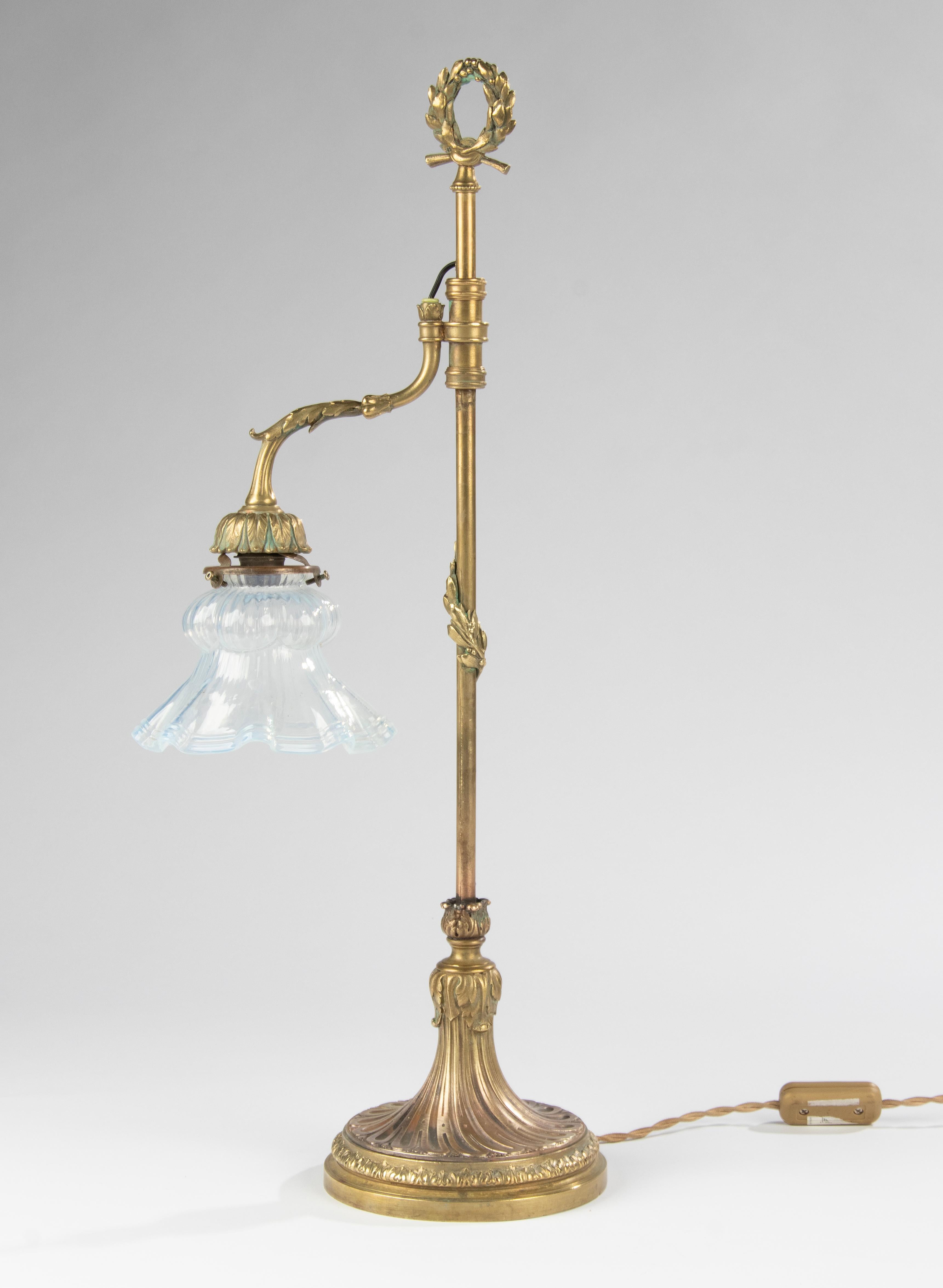 Antike Bronze-Schreibtisch-/Tischlampe im Louis-XVI.-Stil mit blauem schillerndem Glasschirm im Zustand „Gut“ im Angebot in Casteren, Noord-Brabant