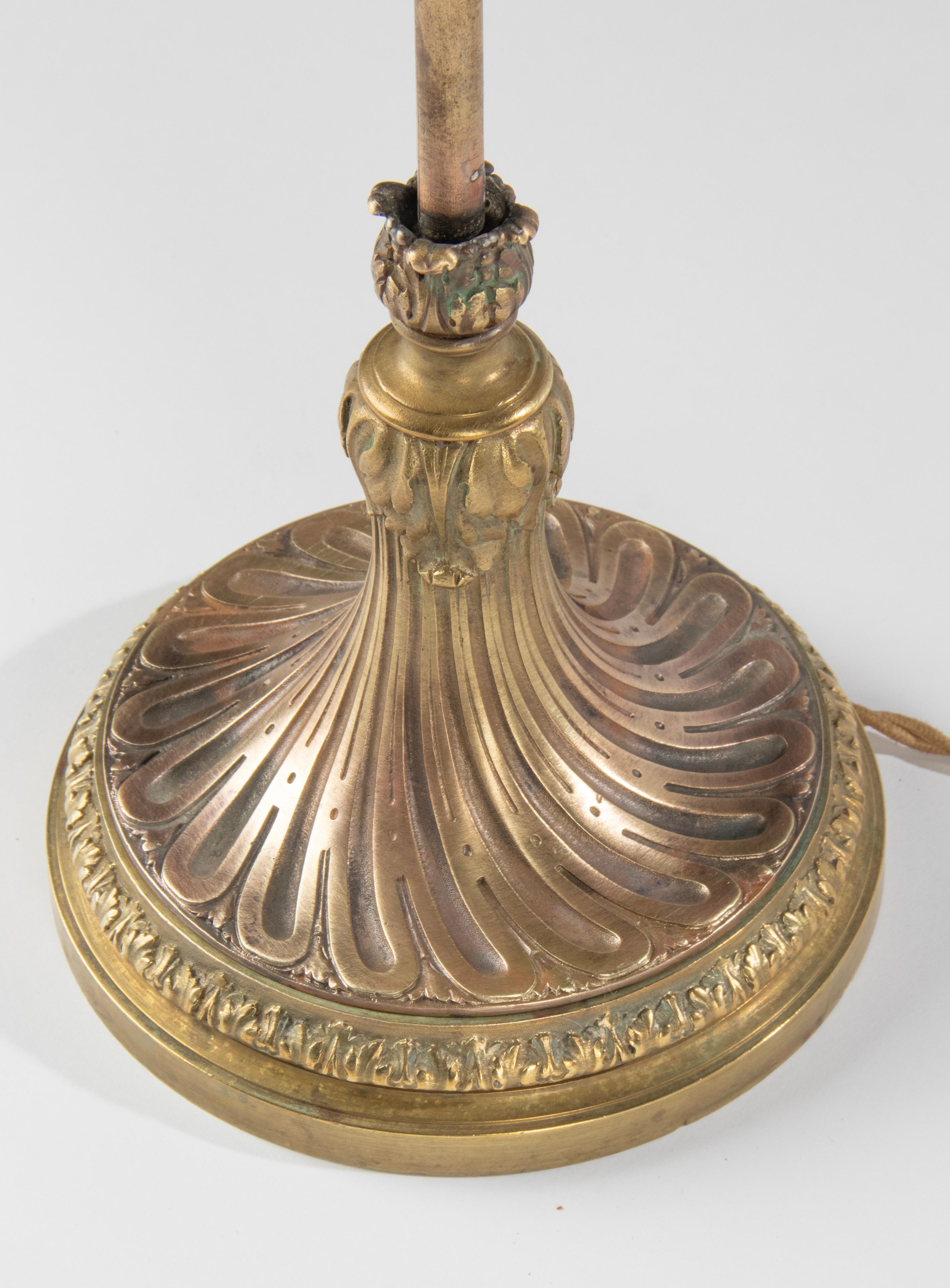 Antike Bronze-Schreibtisch-/Tischlampe im Louis-XVI.-Stil mit blauem schillerndem Glasschirm (Messing) im Angebot