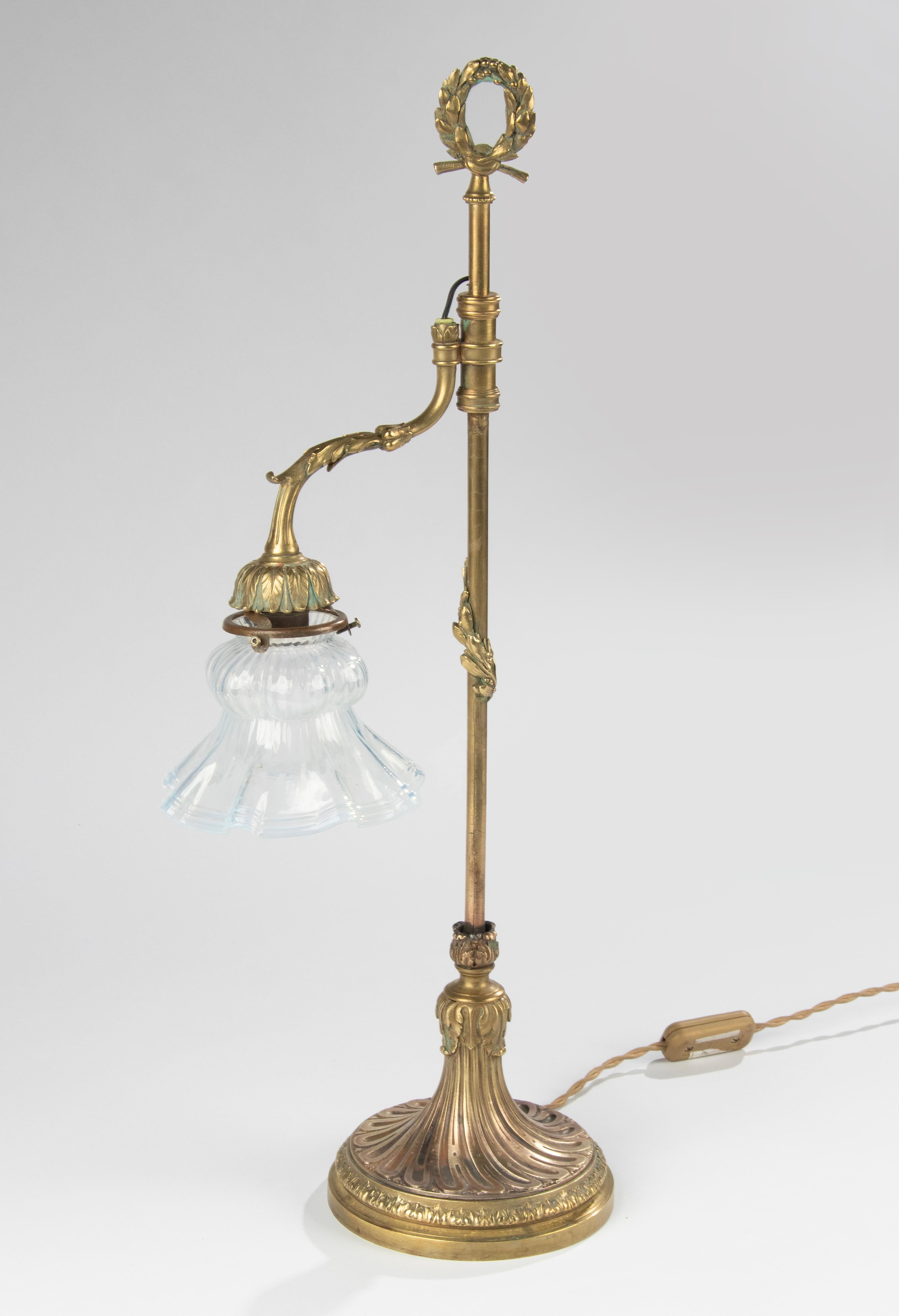 Antike Bronze-Schreibtisch-/Tischlampe im Louis-XVI.-Stil mit blauem schillerndem Glasschirm im Angebot 1