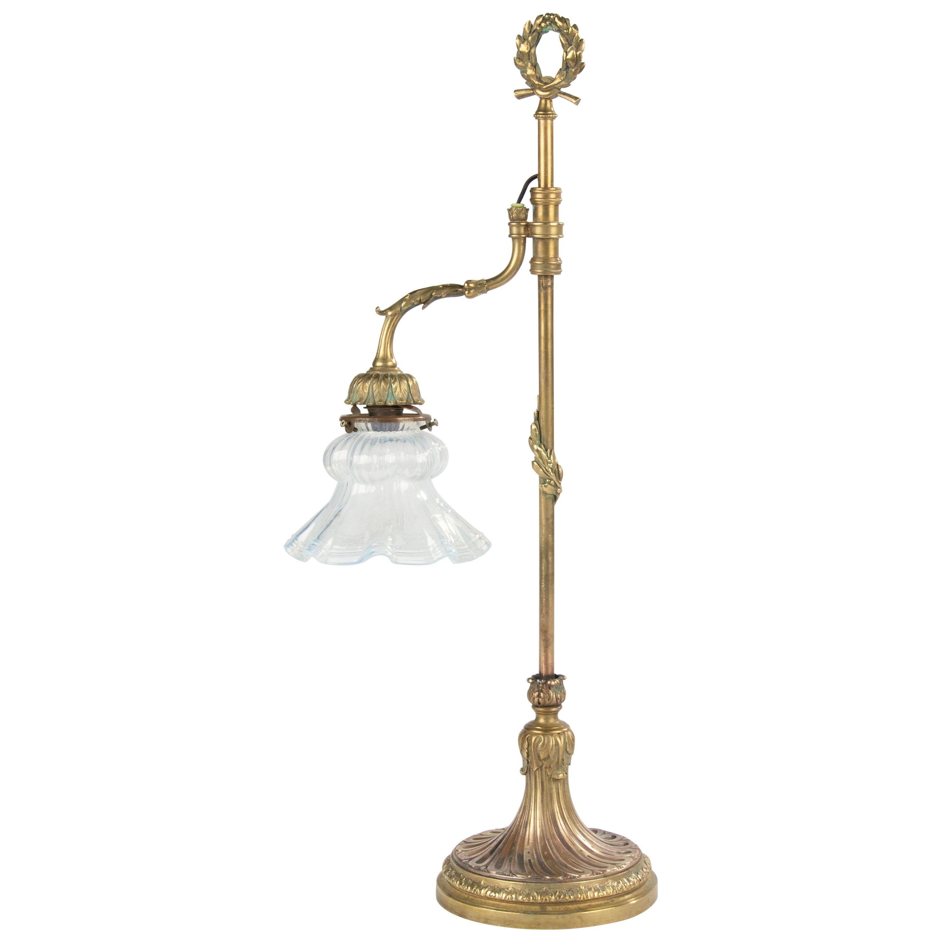 Lampada da tavolo/da scrivania in bronzo stile Luigi XVI con paralume in vetro blu iridescente in vendita