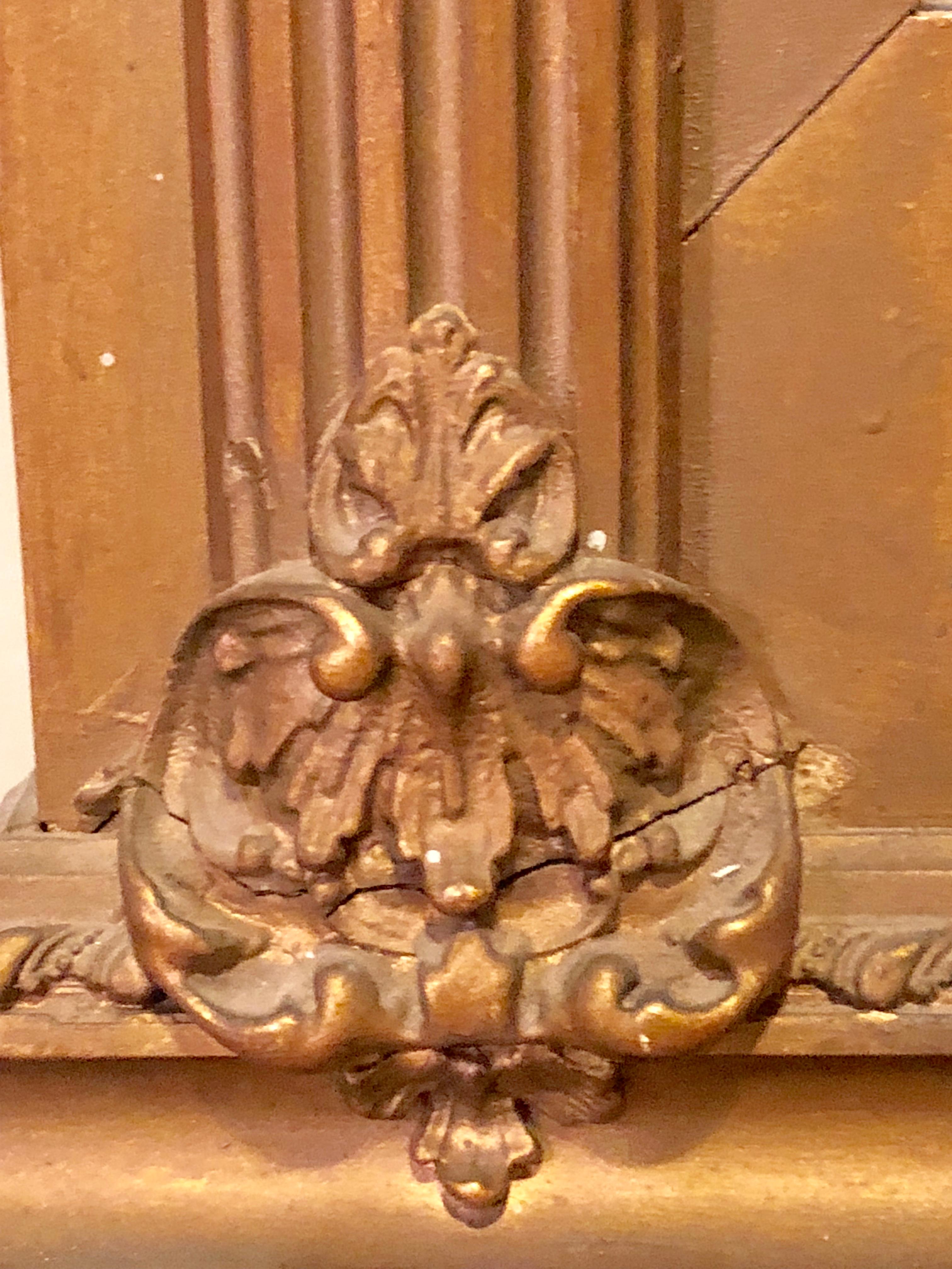 Antiker antiker Louis XVI-Stil geschnitztes vergoldetes Holz über dem Kaminsims oder Konsolenspiegel im Zustand „Gut“ im Angebot in Stamford, CT