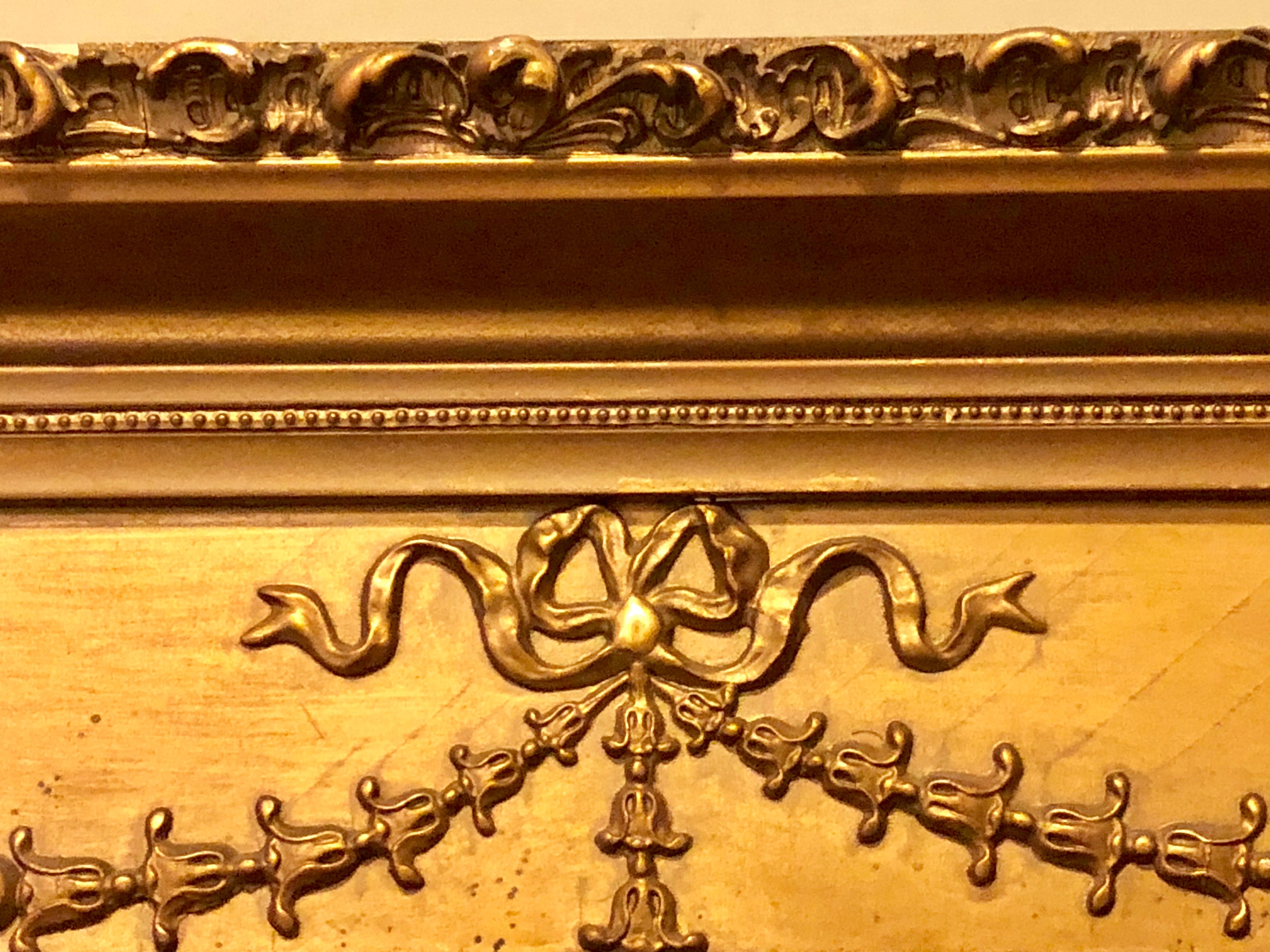 Antiker antiker Louis XVI-Stil geschnitztes vergoldetes Holz über dem Kaminsims oder Konsolenspiegel (20. Jahrhundert) im Angebot