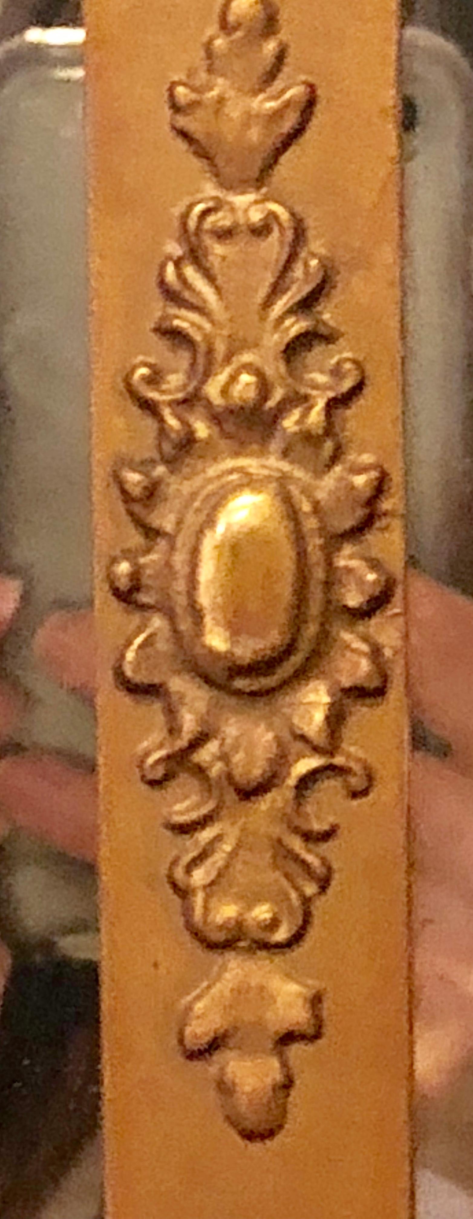 Antiker antiker Louis XVI-Stil geschnitztes vergoldetes Holz über dem Kaminsims oder Konsolenspiegel (Spiegel) im Angebot