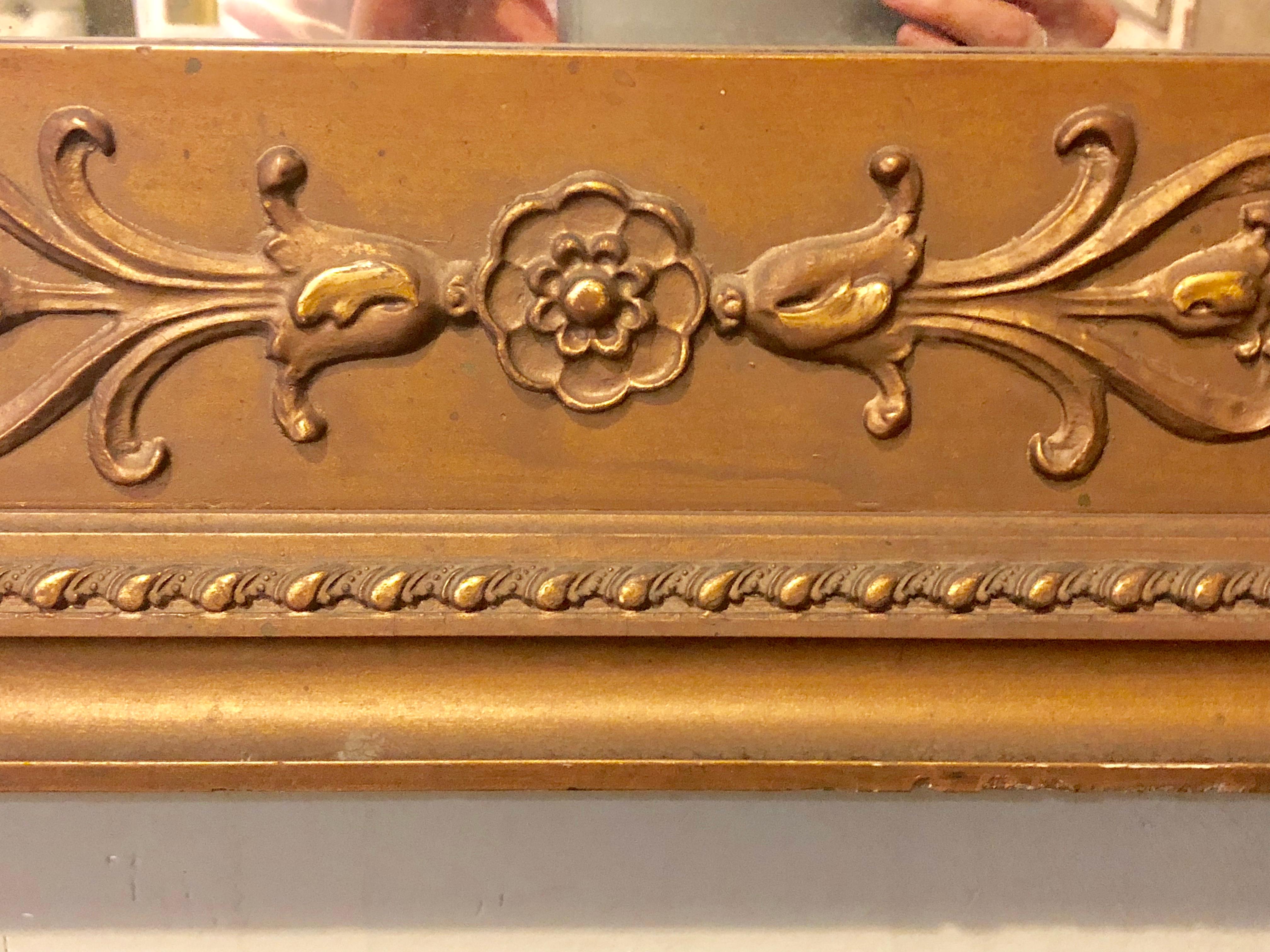 Antiker antiker Louis XVI-Stil geschnitztes vergoldetes Holz über dem Kaminsims oder Konsolenspiegel im Angebot 1