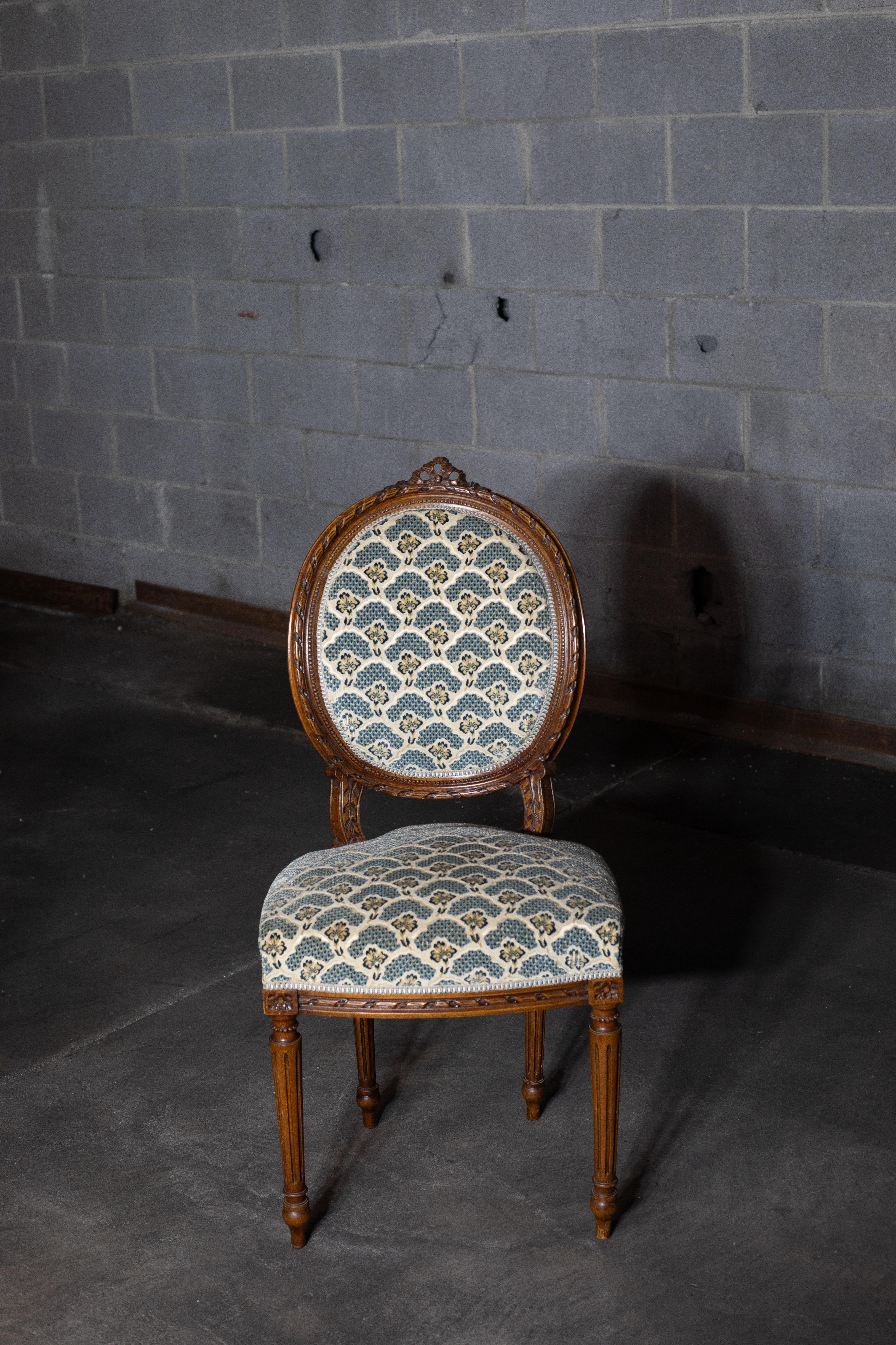 Chaises anciennes de style Louis XVI (ensemble de 4). Élégante chaise d'appoint vintage, fin 19e-début 20e siècle. Il est doté d'un cadre en bois sculpté, de pieds cannelés et d'un revêtement à motifs. Parfait comme chaise d'appoint antique, chaise