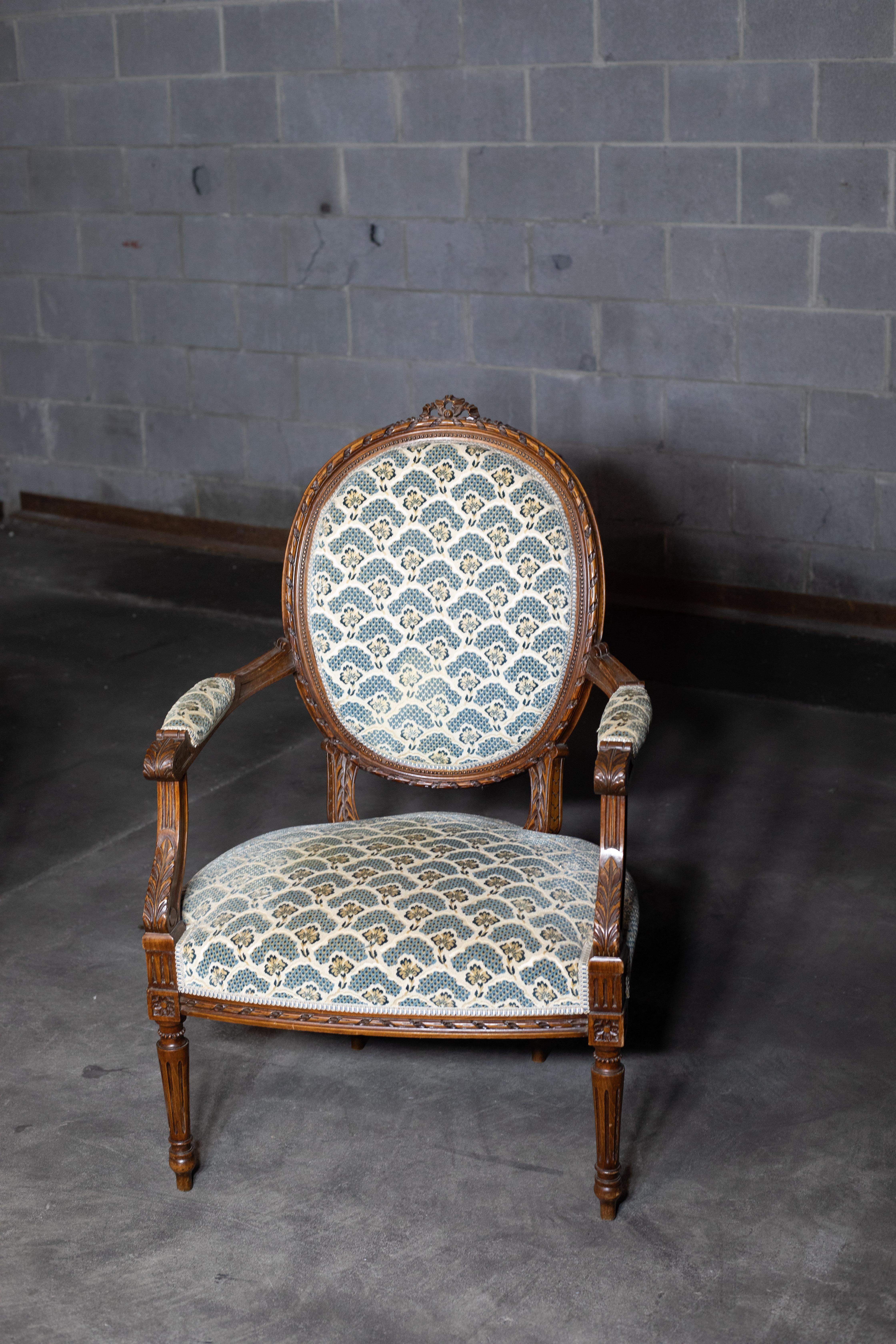 Tissu Chaises anciennes de style Louis XVI (ensemble de 4) en vente