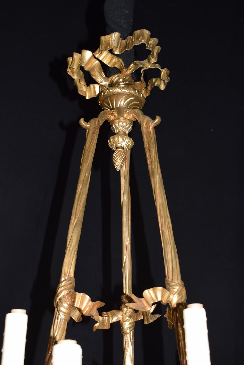 Lustre de style Louis XVI en bronze doré et patiné, détails très fins.
CW4507