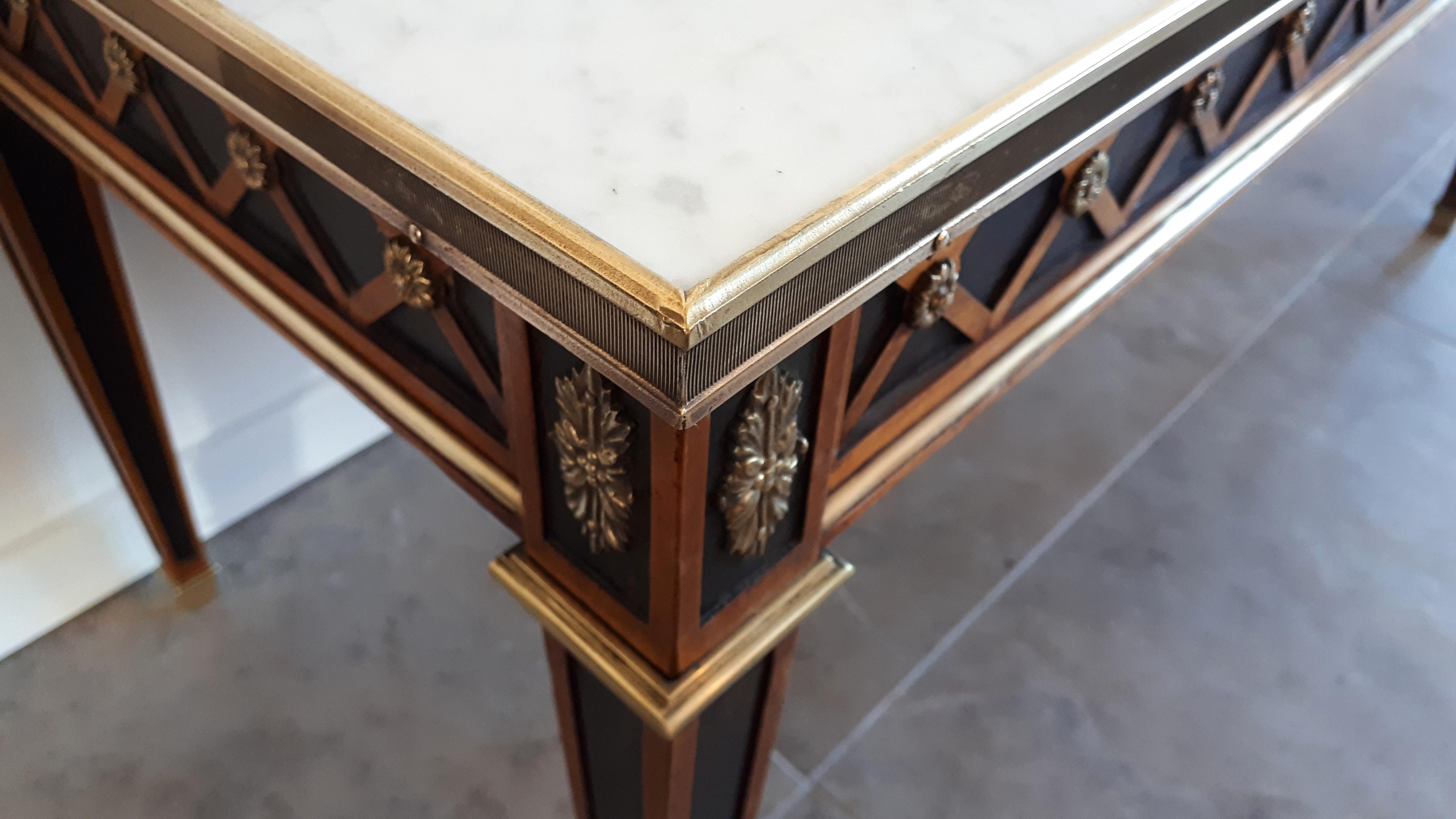 Table basse française ancienne Louis XVI, plateau en marbre de Carrare, laiton et bronze en vente 1