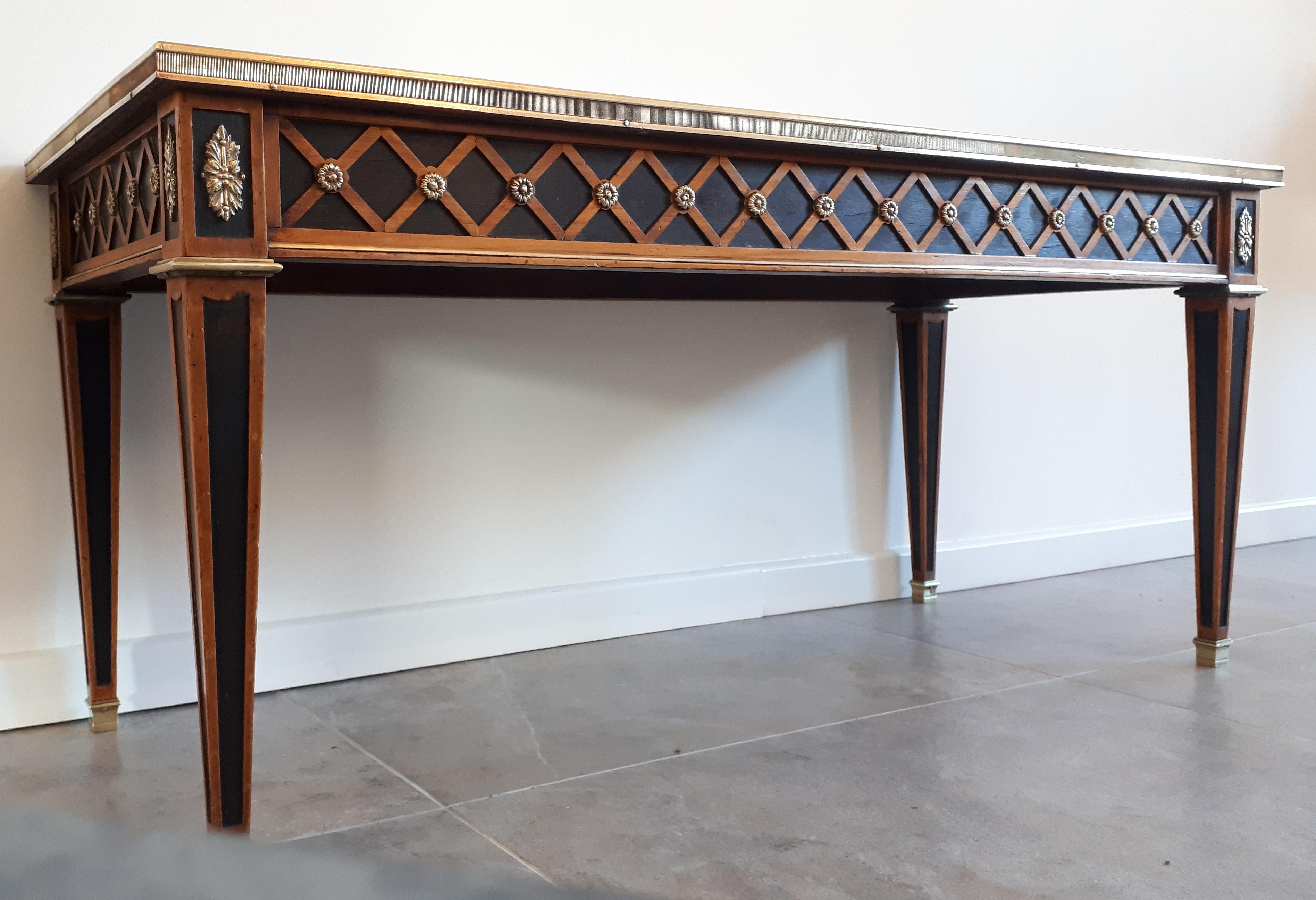 Table basse française ancienne Louis XVI, plateau en marbre de Carrare, laiton et bronze en vente 2