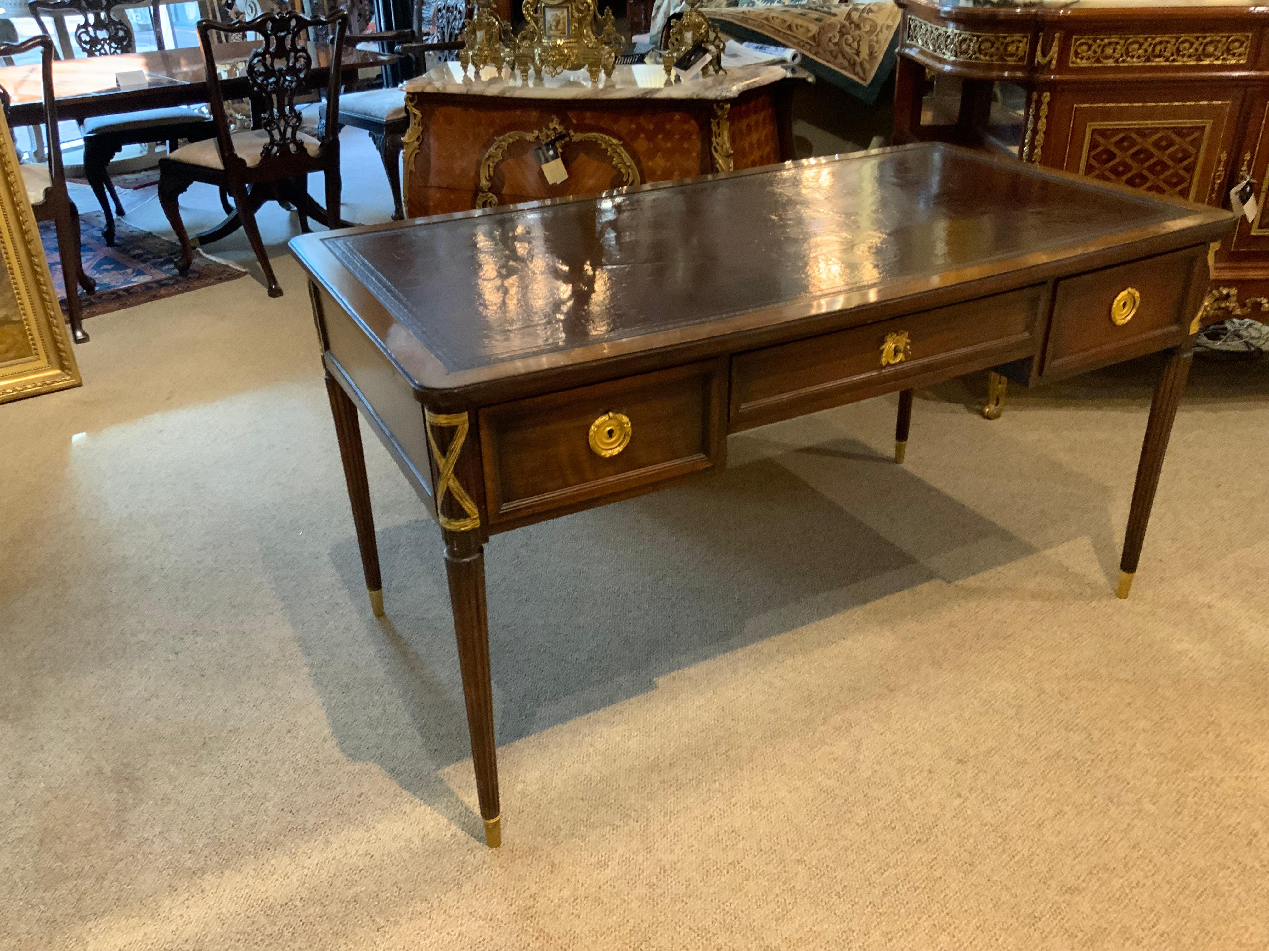 Beau bureau de style Louis XVI avec dessus en cuir d'origine.
Le tiroir glisse facilement et est muni d'une serrure.
Il est doté d'une jambe cannelée se terminant par un pied coiffé de dorures.