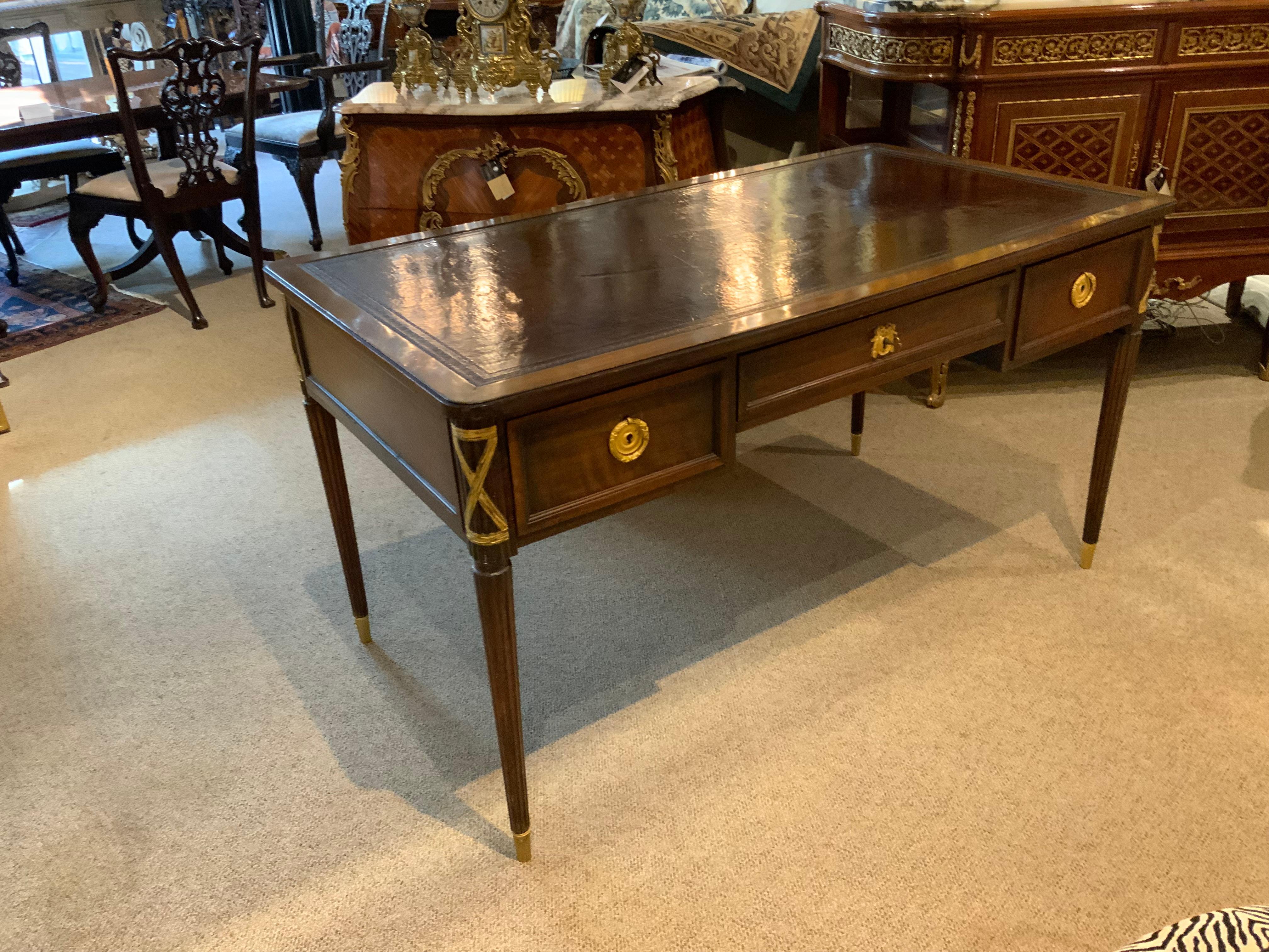 Français Bureau ancien de style Louis XVI avec dessus en cuir en vente