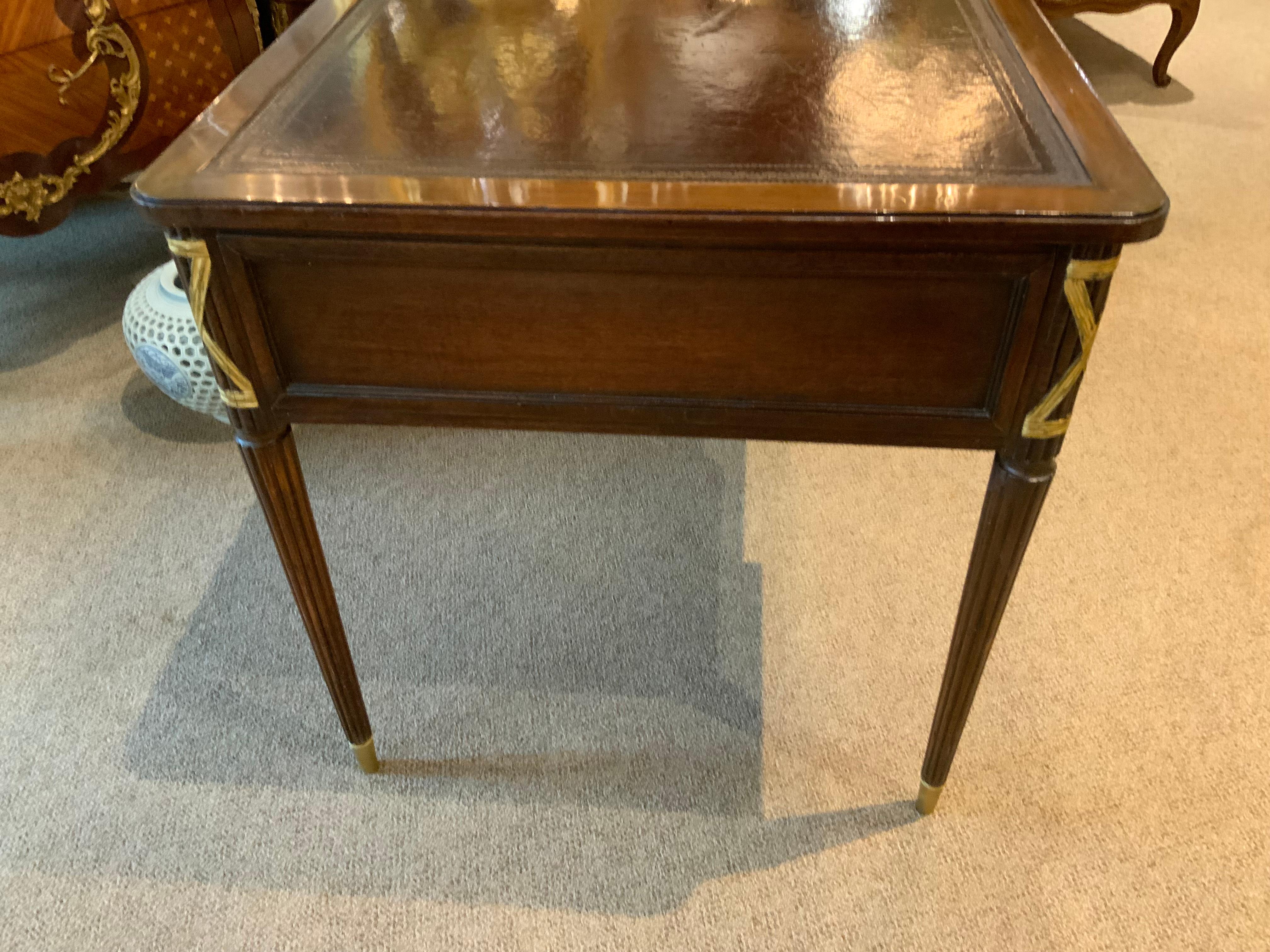 Bureau ancien de style Louis XVI avec dessus en cuir Bon état - En vente à Houston, TX