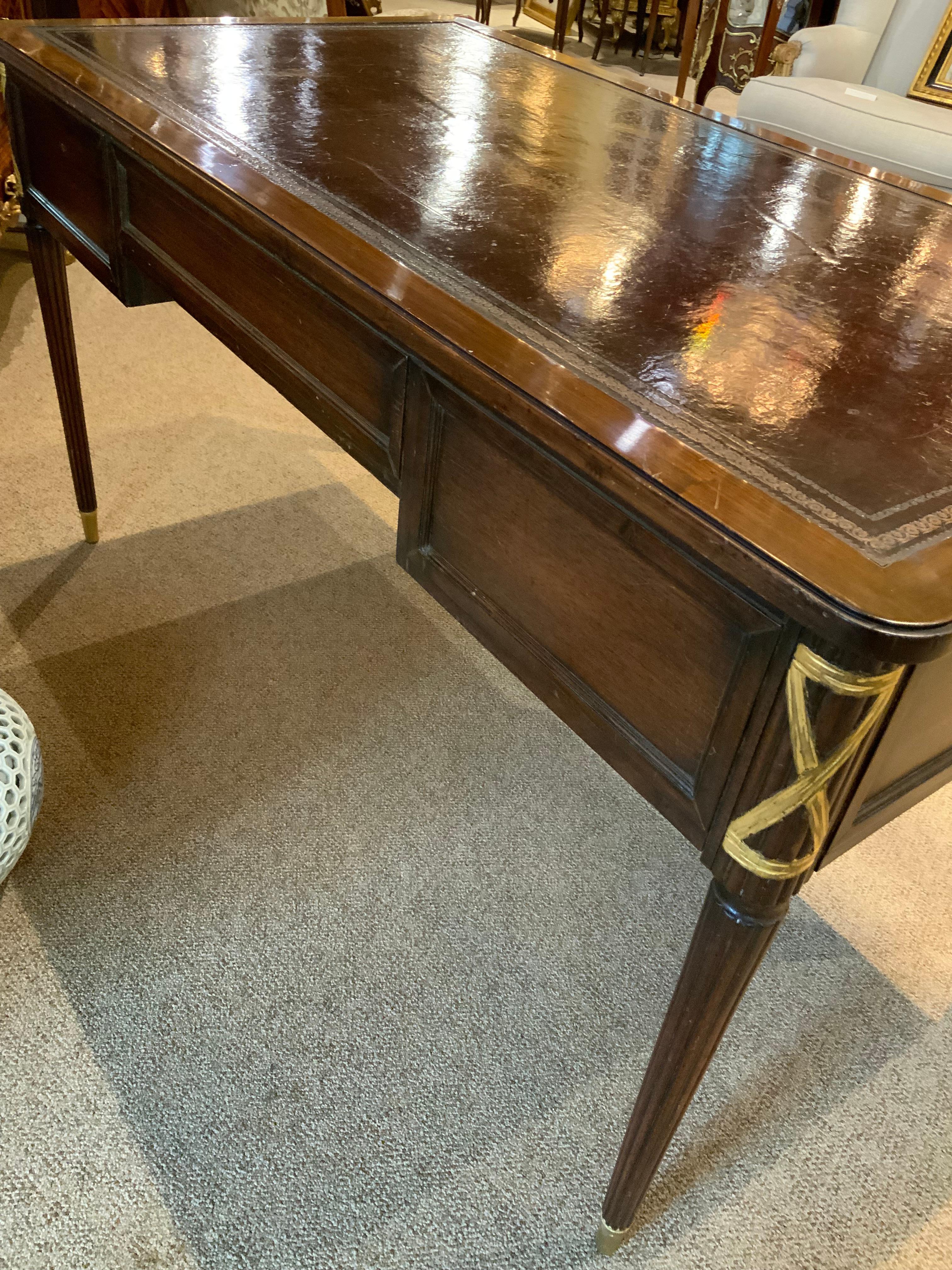 XIXe siècle Bureau ancien de style Louis XVI avec dessus en cuir en vente