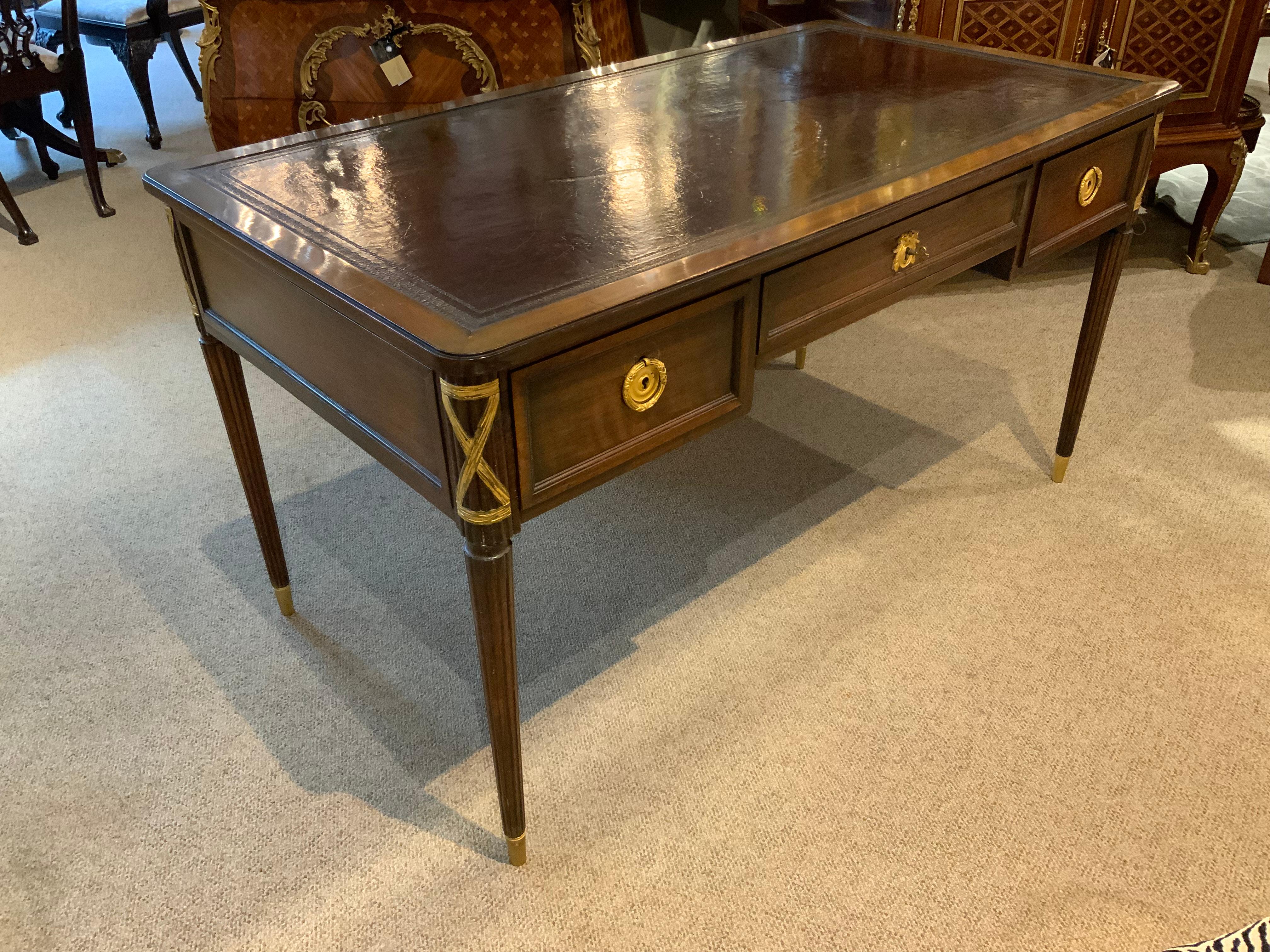 Noyer Bureau ancien de style Louis XVI avec dessus en cuir en vente