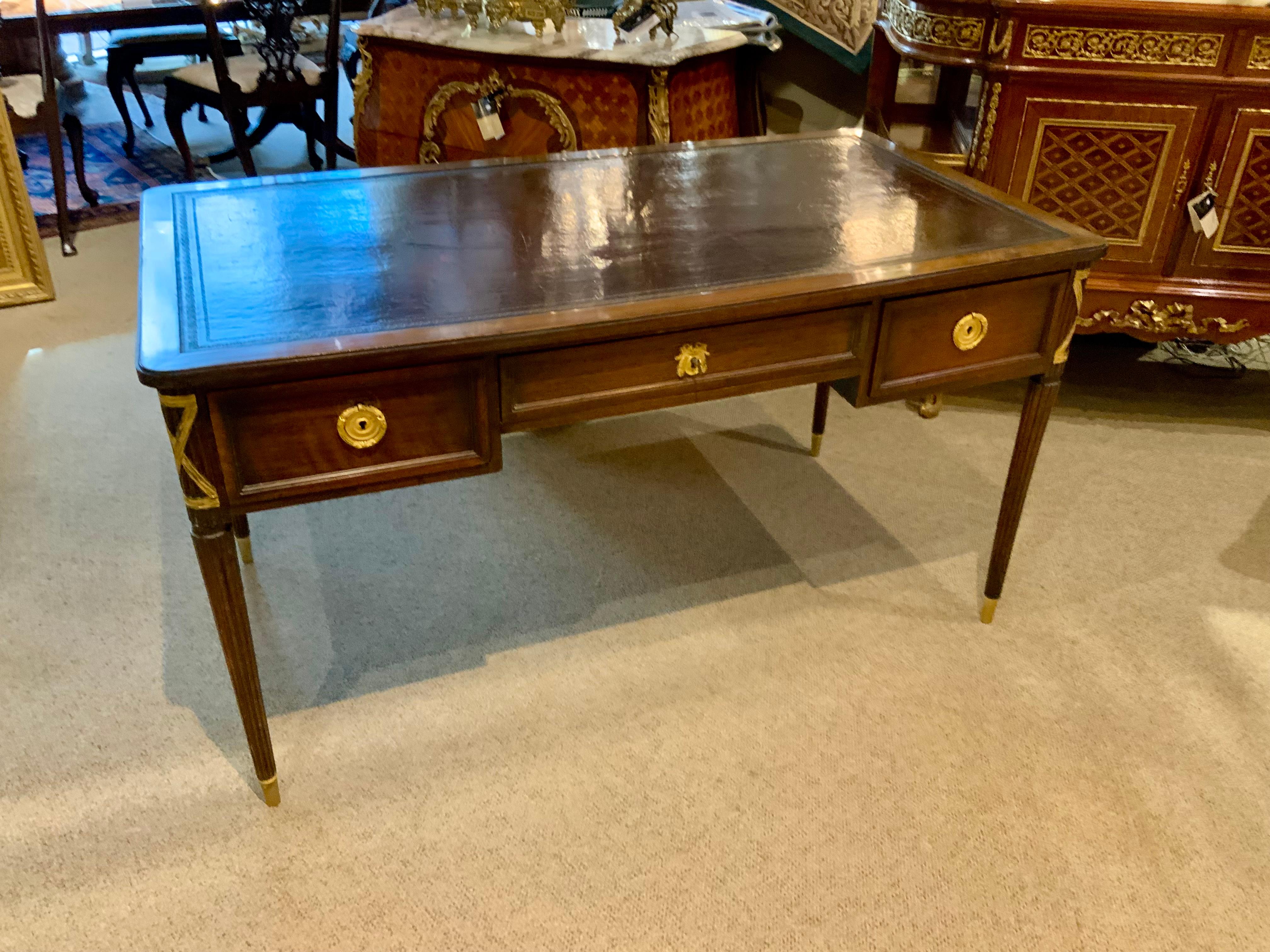 Bureau ancien de style Louis XVI avec dessus en cuir en vente 1