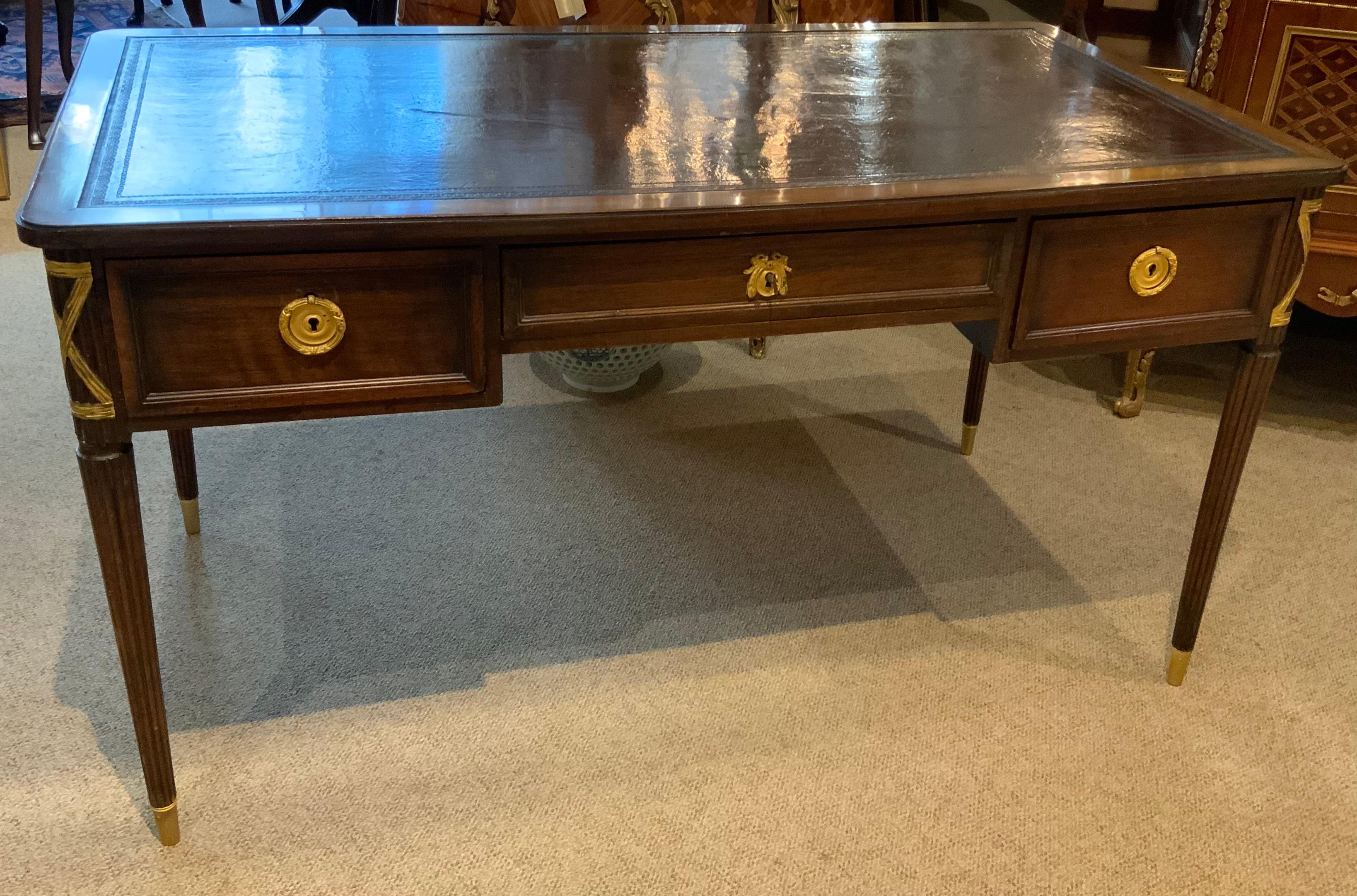 Bureau ancien de style Louis XVI avec dessus en cuir en vente 2