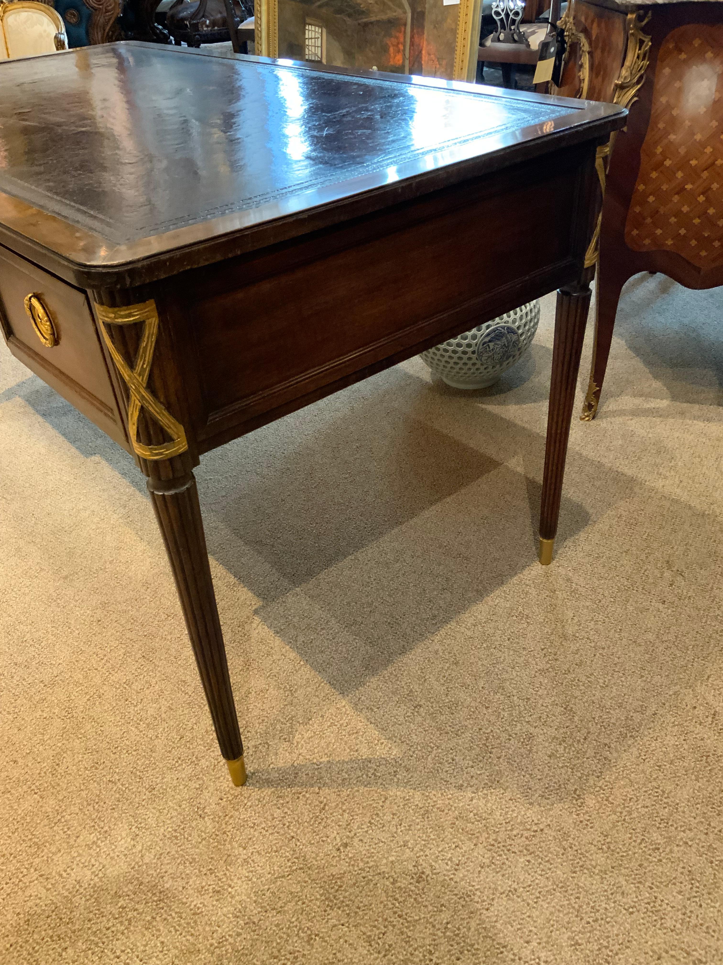 Bureau ancien de style Louis XVI avec dessus en cuir en vente 3