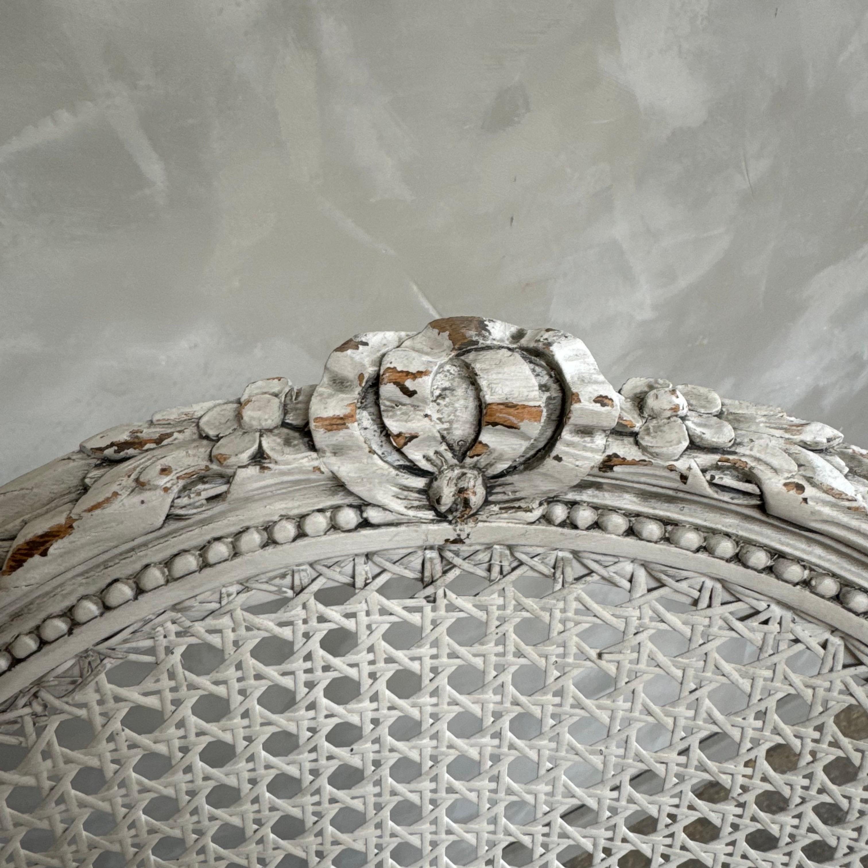 Antiker französischer Rohrrückenstuhl im Louis-XVI.-Stil in Austernweiß-Finish im Angebot 1
