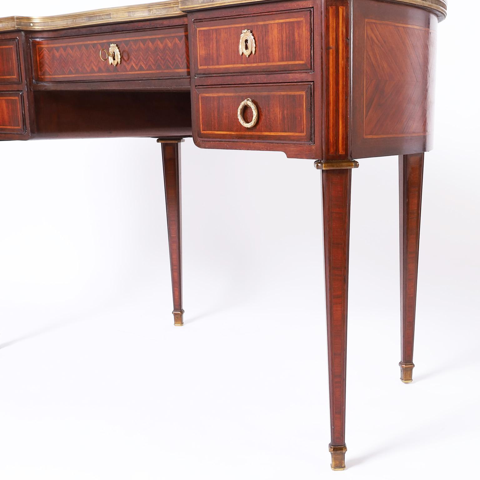 Antiker antiker französischer Demi-Lune-Leder-Schreibtisch im Louis-XVI-Stil im Angebot 1