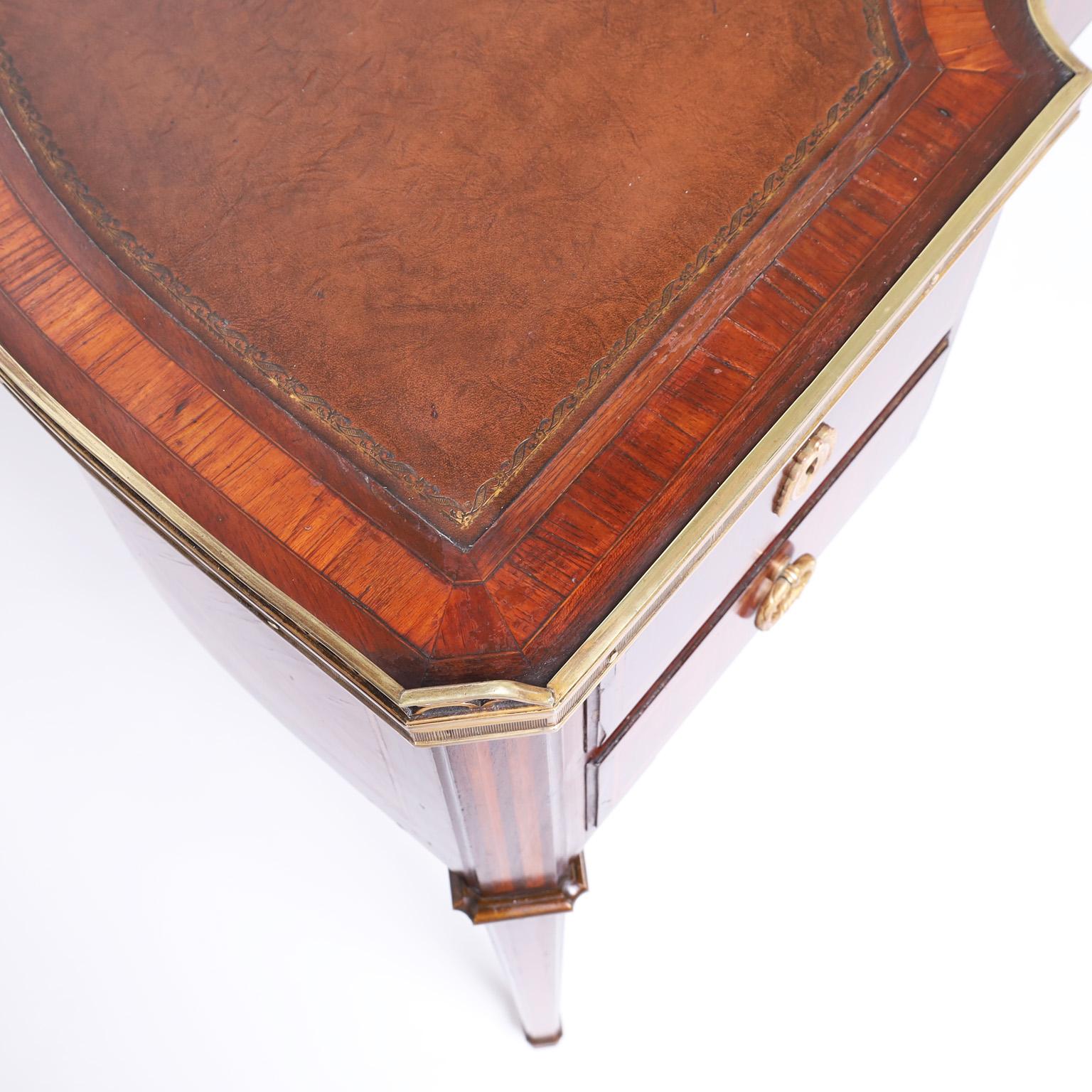 Antiker antiker französischer Demi-Lune-Leder-Schreibtisch im Louis-XVI-Stil (Intarsie) im Angebot