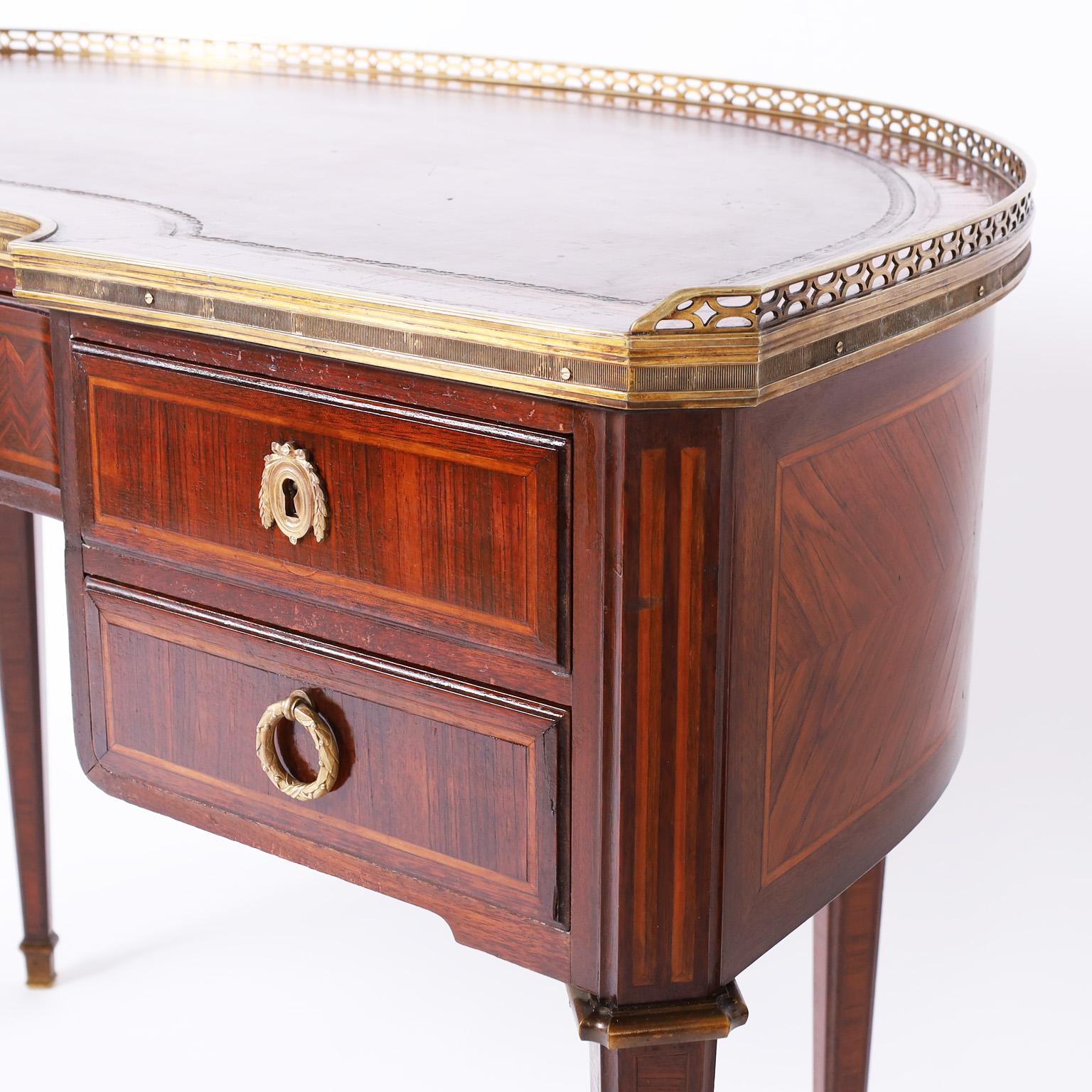 Antiker antiker französischer Demi-Lune-Leder-Schreibtisch im Louis-XVI-Stil im Zustand „Gut“ im Angebot in Palm Beach, FL