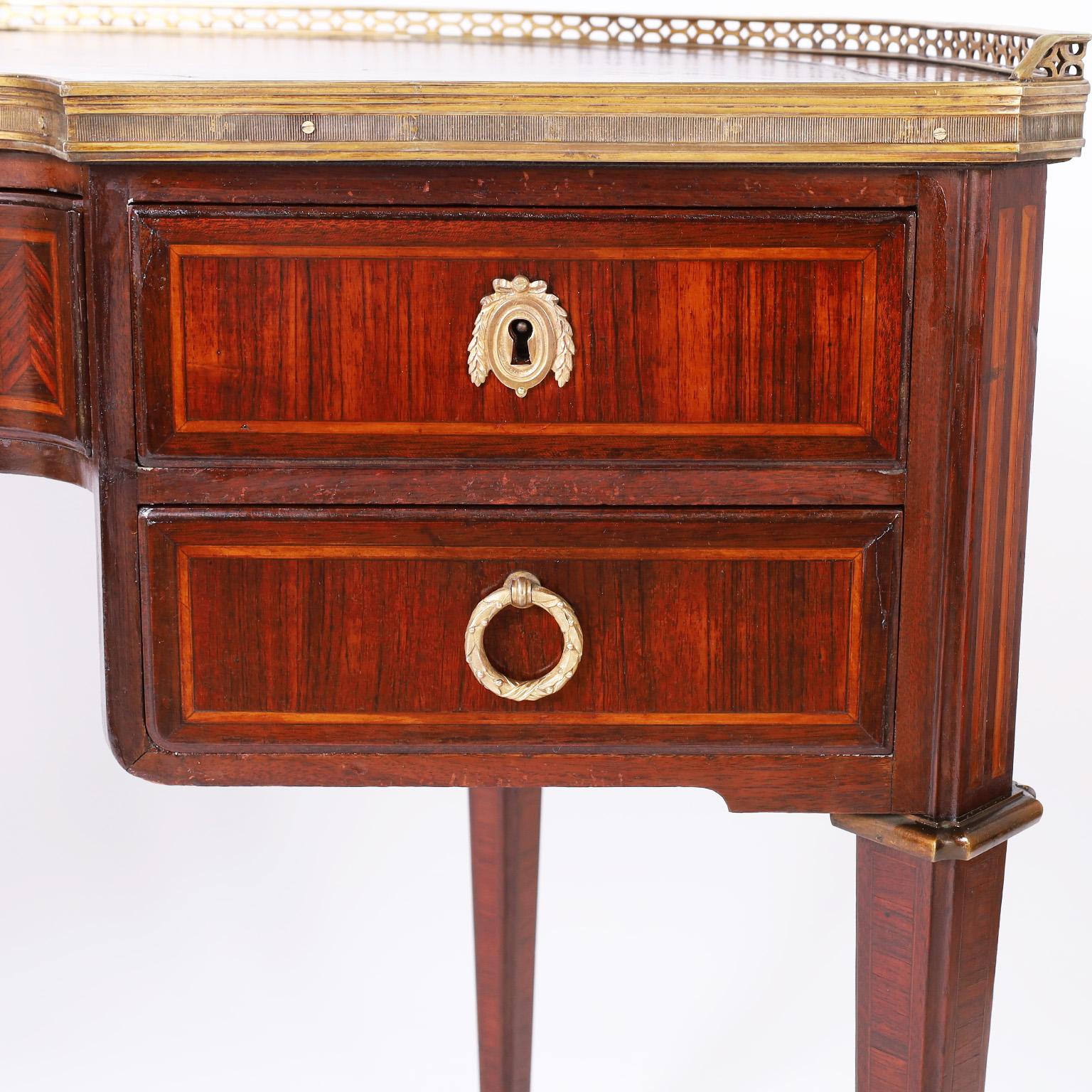 Antiker antiker französischer Demi-Lune-Leder-Schreibtisch im Louis-XVI-Stil (Messing) im Angebot