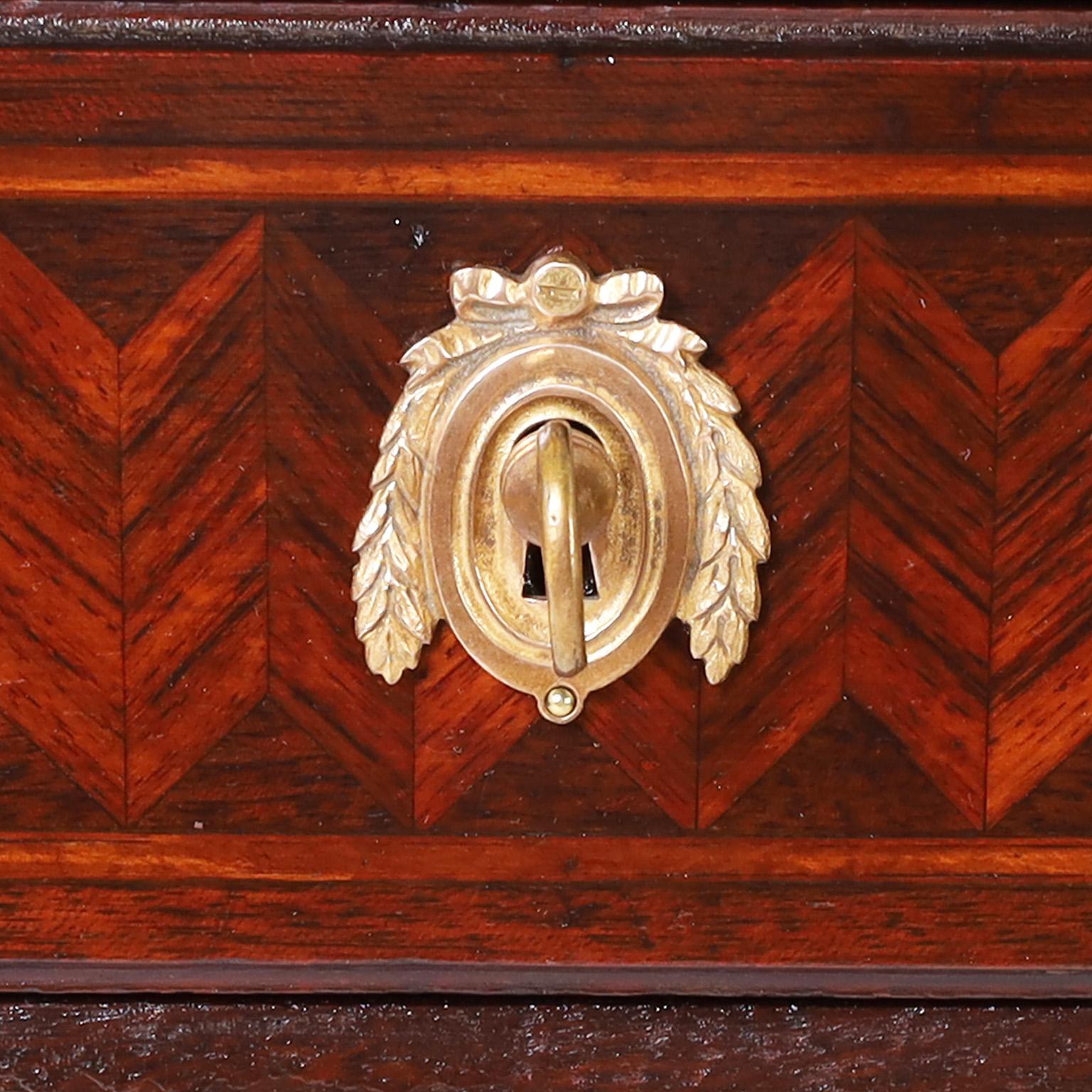 Antiker antiker französischer Demi-Lune-Leder-Schreibtisch im Louis-XVI-Stil (Messing) im Angebot