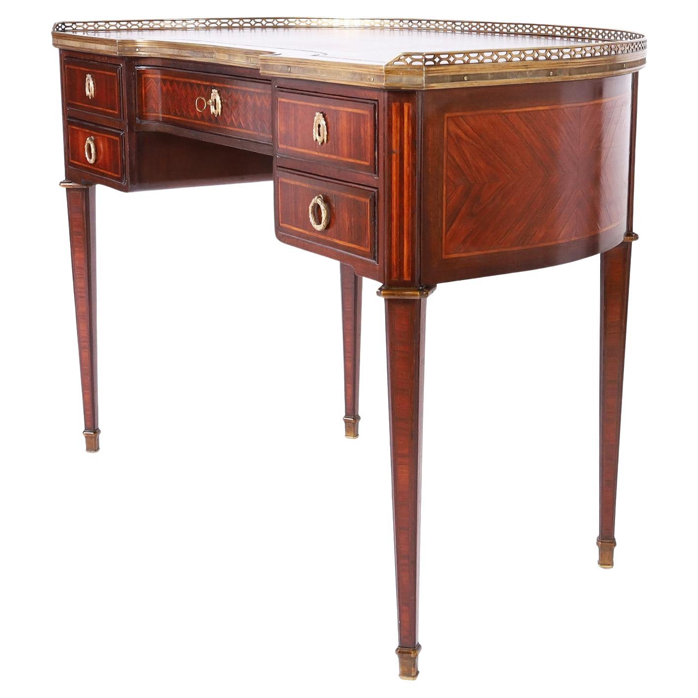 Bureau Demi Lune français ancien de style Louis XVI à dessus en cuir