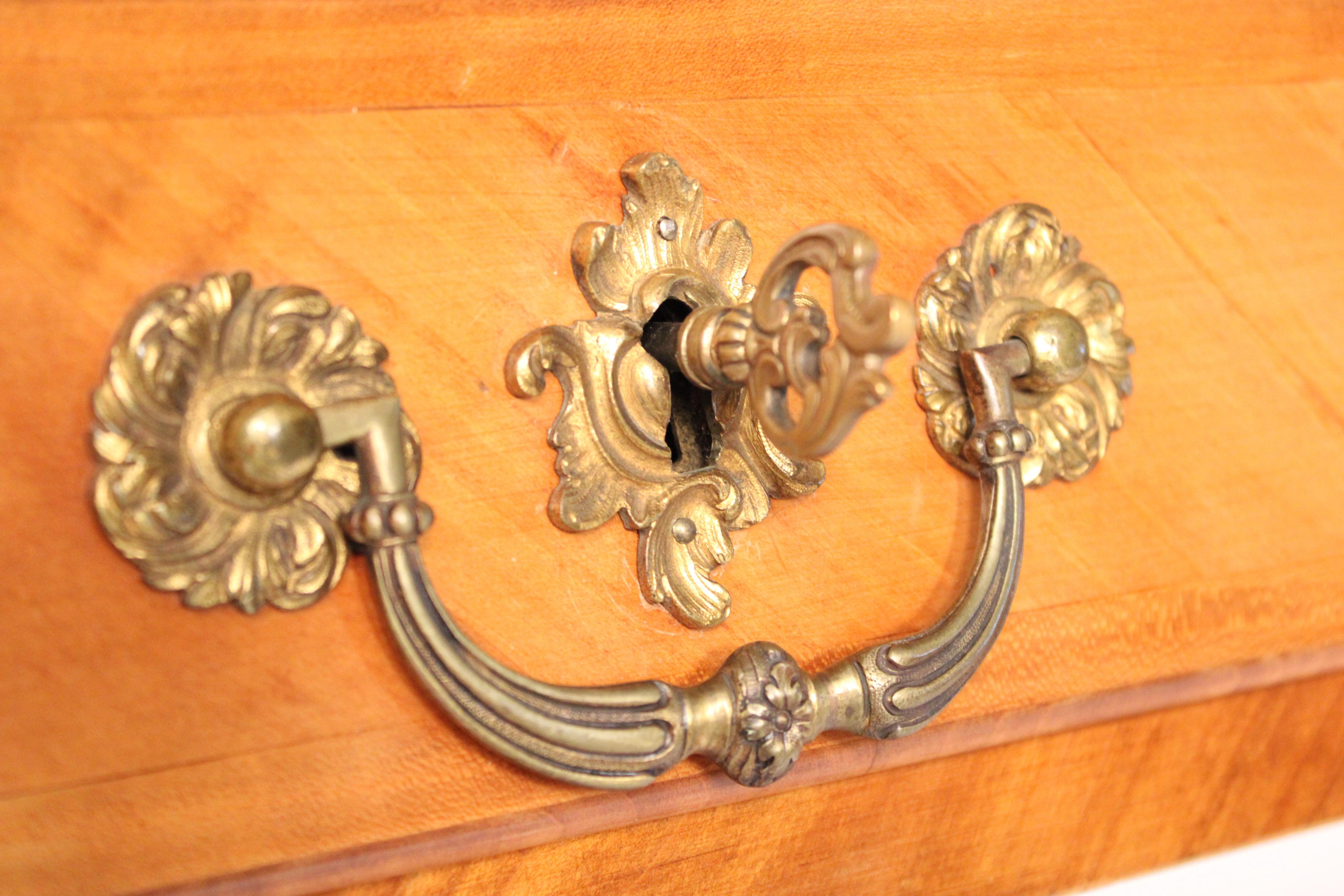 Escritorio antiguo de madera de frutal estilo Luis XVI en venta 7