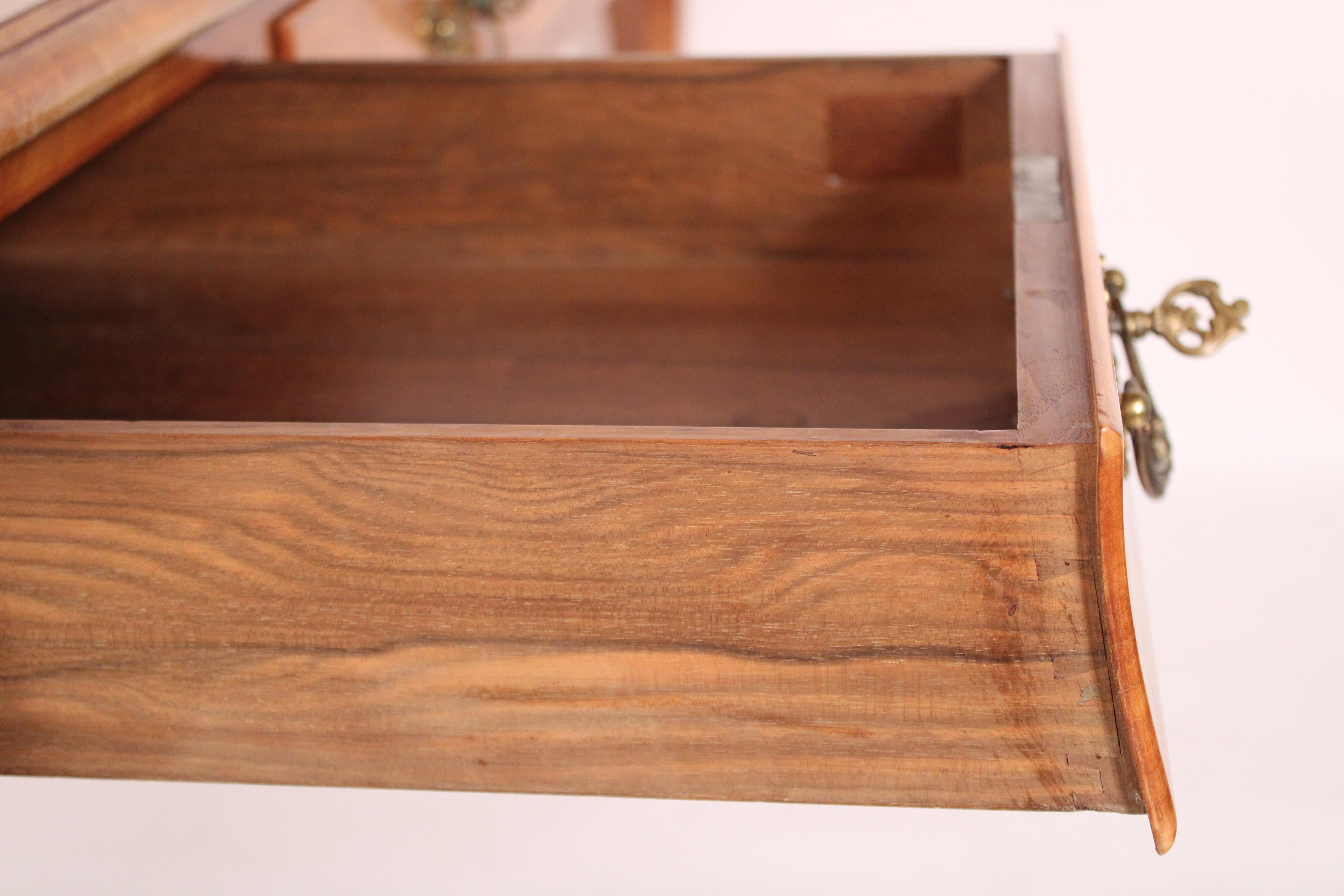 Escritorio antiguo de madera de frutal estilo Luis XVI en venta 9