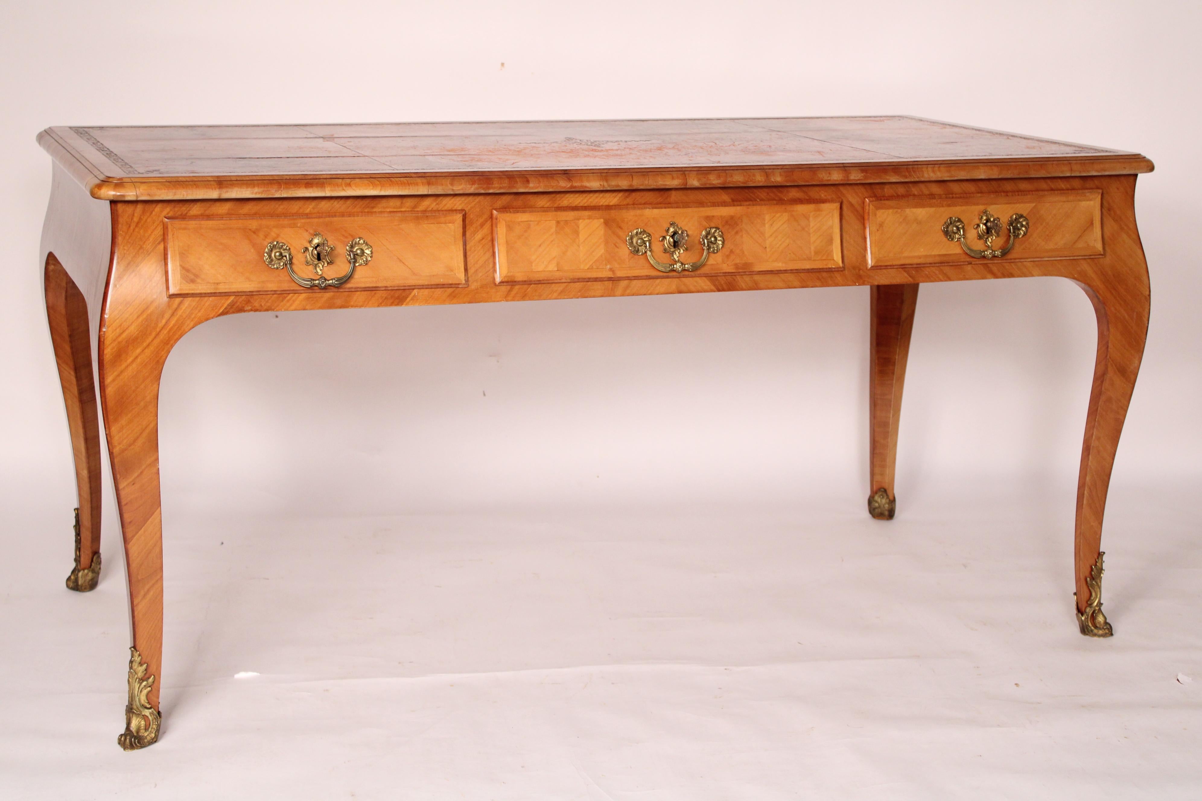 Escritorio antiguo de madera de frutal estilo Luis XVI en Bueno estado para la venta en Laguna Beach, CA